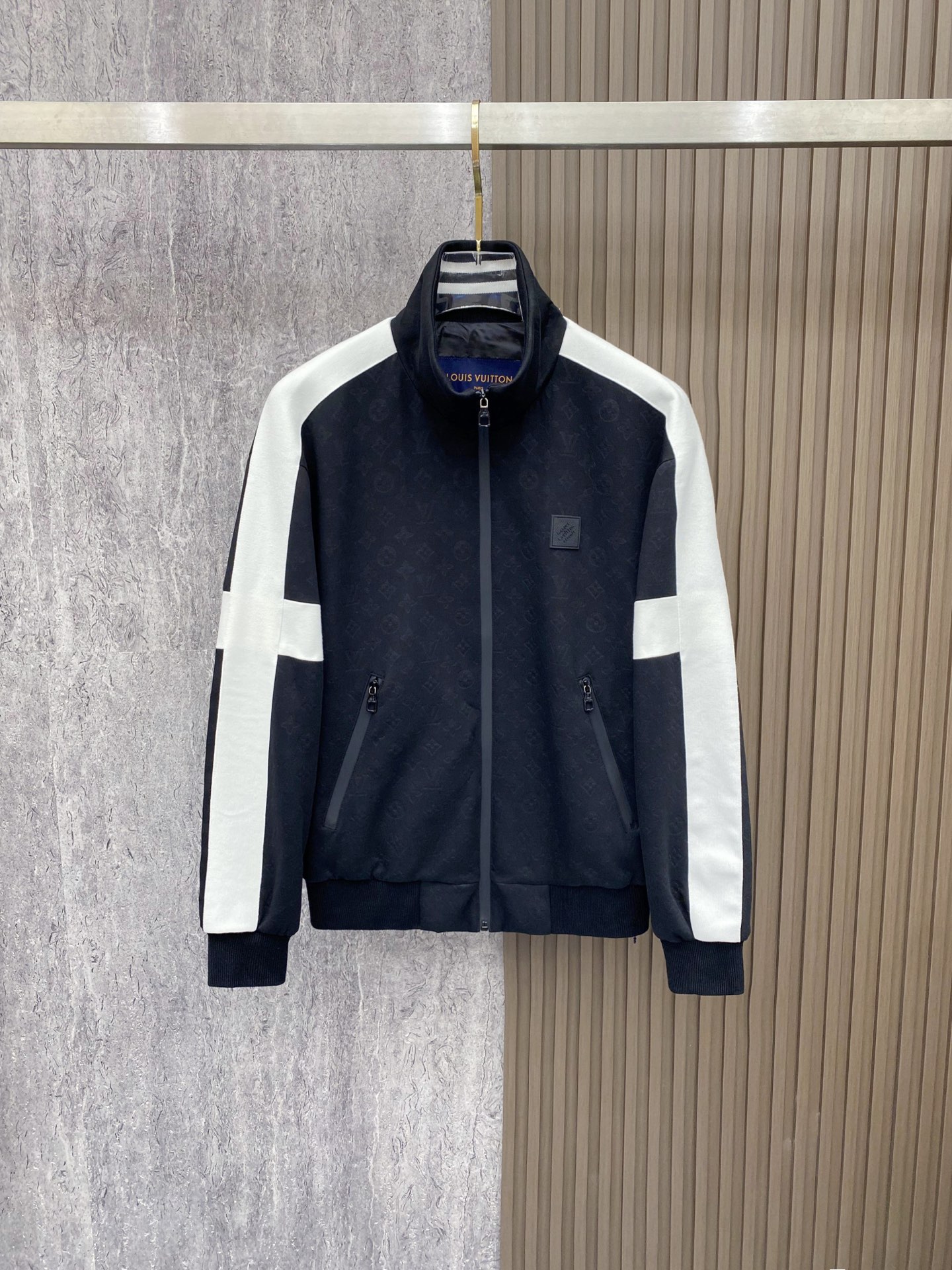 LV 2026ss春季新款立领夹克外套全高端版本！高定专柜面料辅料，透气舒适度高，细节无可挑剔，做工考究
