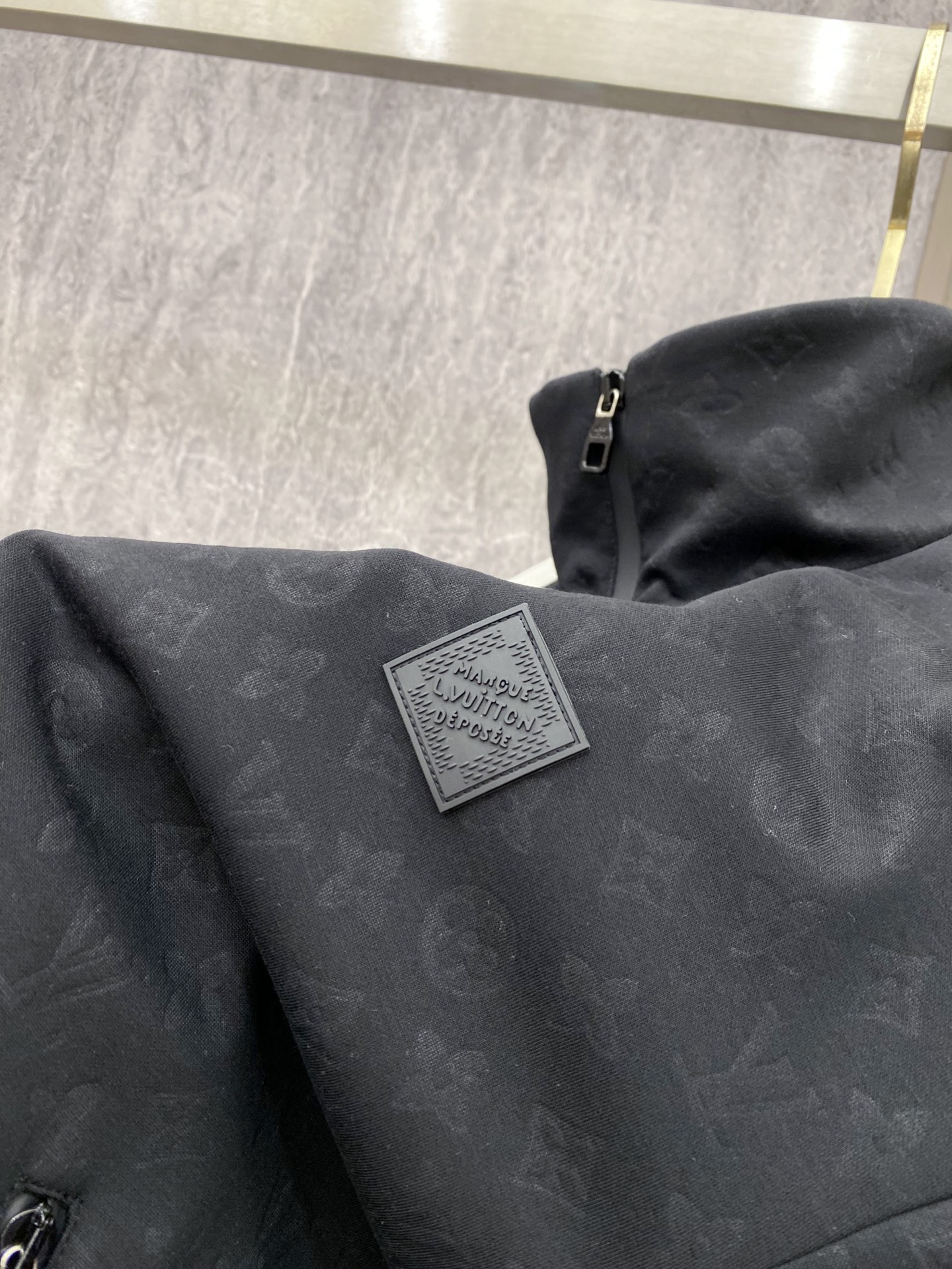 LV 2026ss春季新款立领夹克外套全高端版本！高定专柜面料辅料，透气舒适度高，细节无可挑剔，做工考究