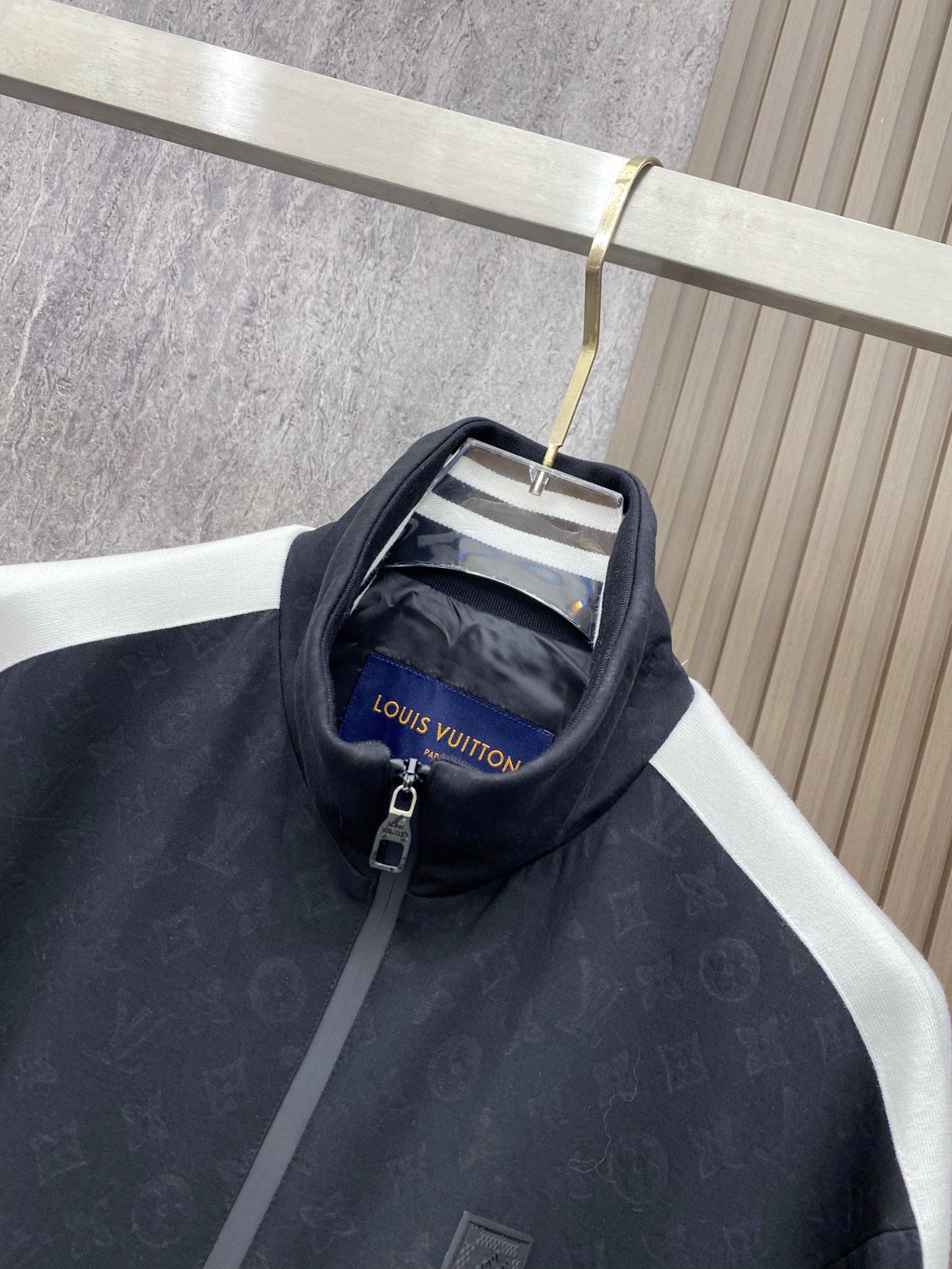 LV 2026ss春季新款立领夹克外套全高端版本！高定专柜面料辅料，透气舒适度高，细节无可挑剔，做工考究