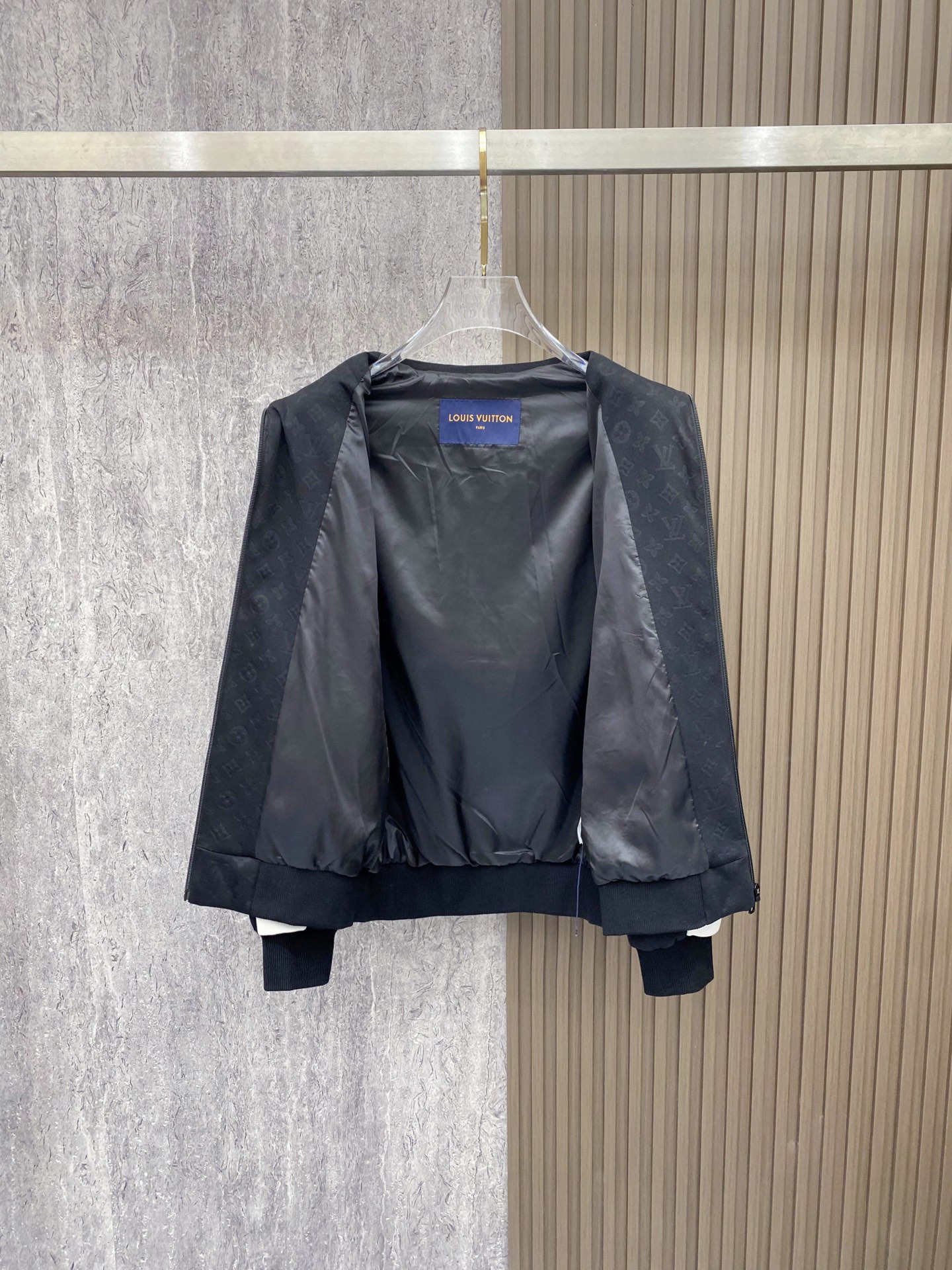 LV 2026ss春季新款立领夹克外套全高端版本！高定专柜面料辅料，透气舒适度高，细节无可挑剔，做工考究