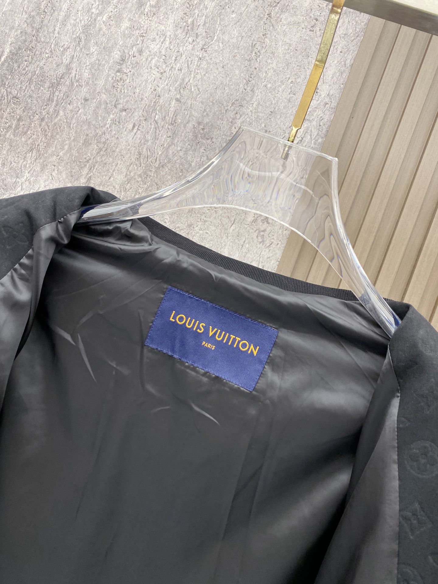 LV 2026ss春季新款立领夹克外套全高端版本！高定专柜面料辅料，透气舒适度高，细节无可挑剔，做工考究