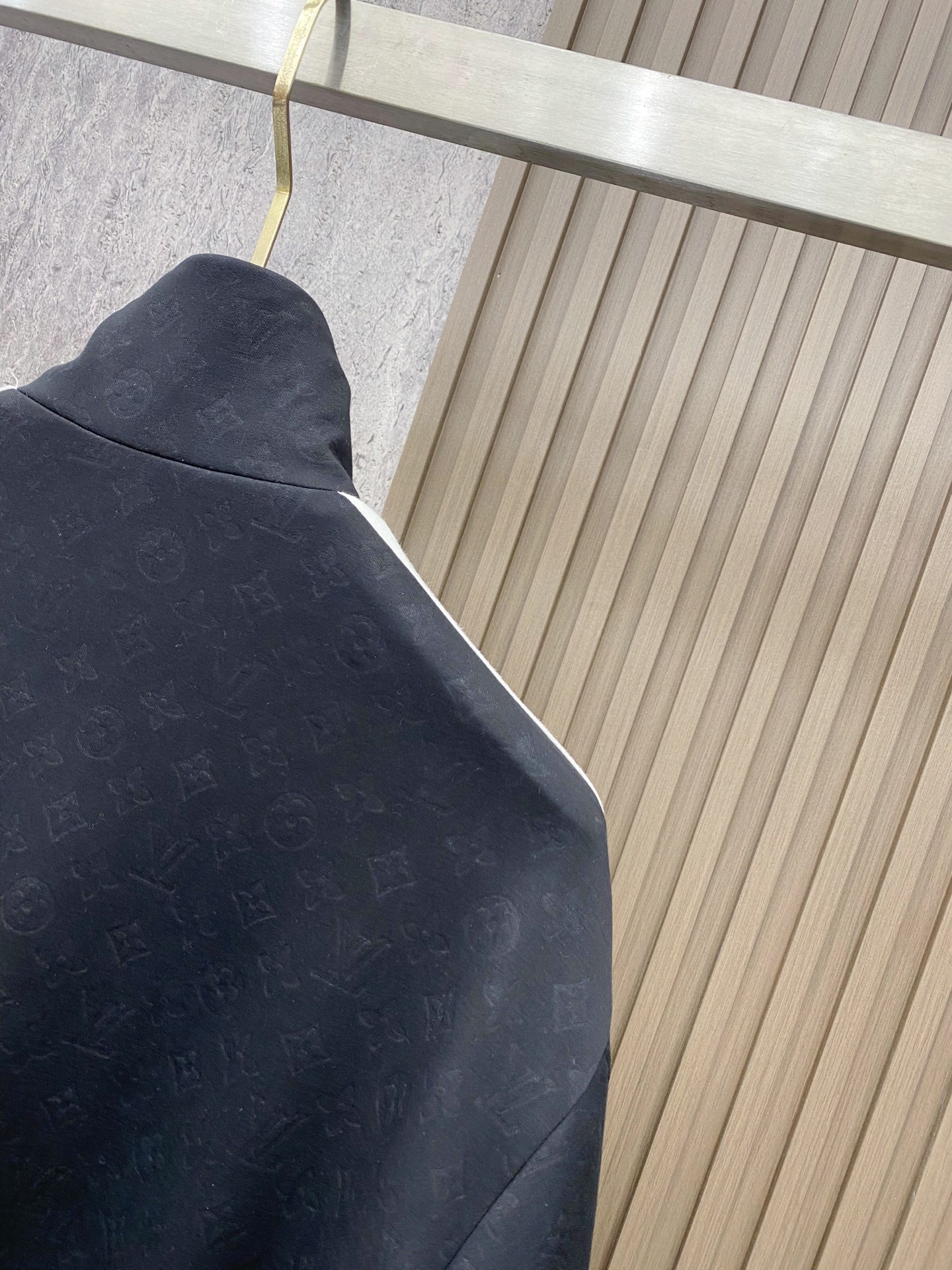 LV 2026ss春季新款立领夹克外套全高端版本！高定专柜面料辅料，透气舒适度高，细节无可挑剔，做工考究