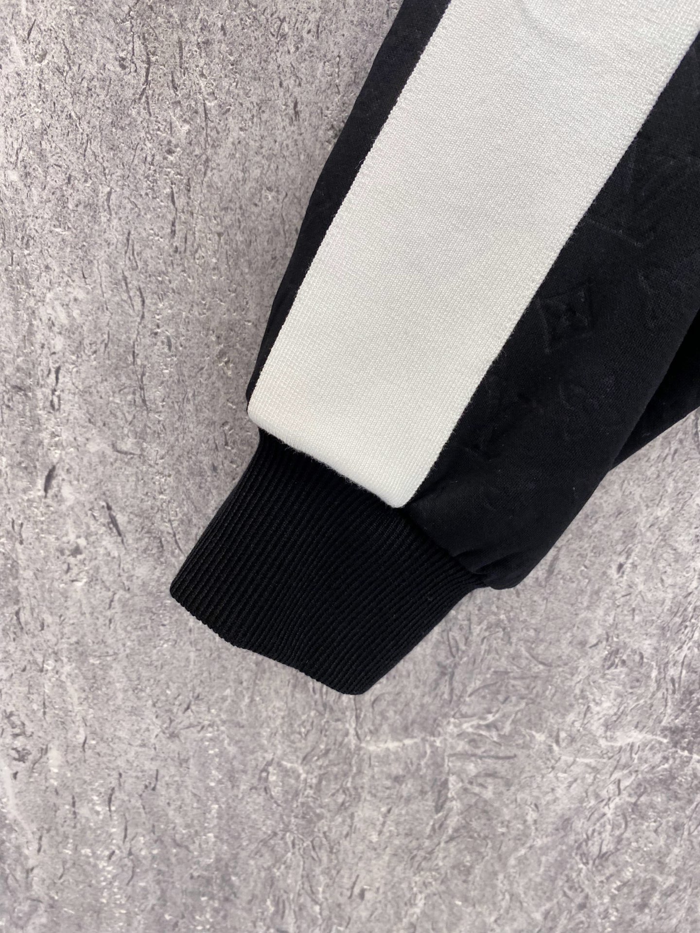 LV 2026ss春季新款立领夹克外套全高端版本！高定专柜面料辅料，透气舒适度高，细节无可挑剔，做工考究