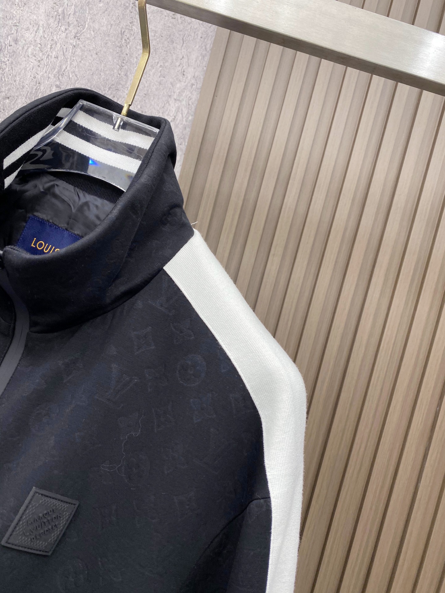 LV 2026ss春季新款立领夹克外套全高端版本！高定专柜面料辅料，透气舒适度高，细节无可挑剔，做工考究