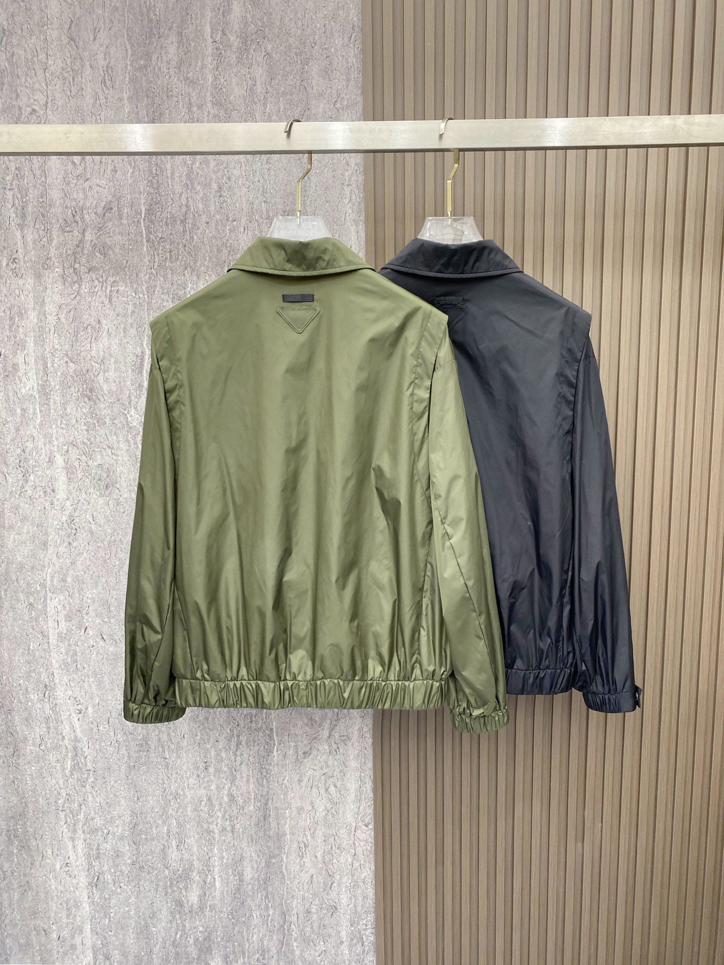 Prada 普拉达 2026ss春季新款翻领夹克外套全高端版本！高定专柜面料辅料，透气舒适度高，细节无可