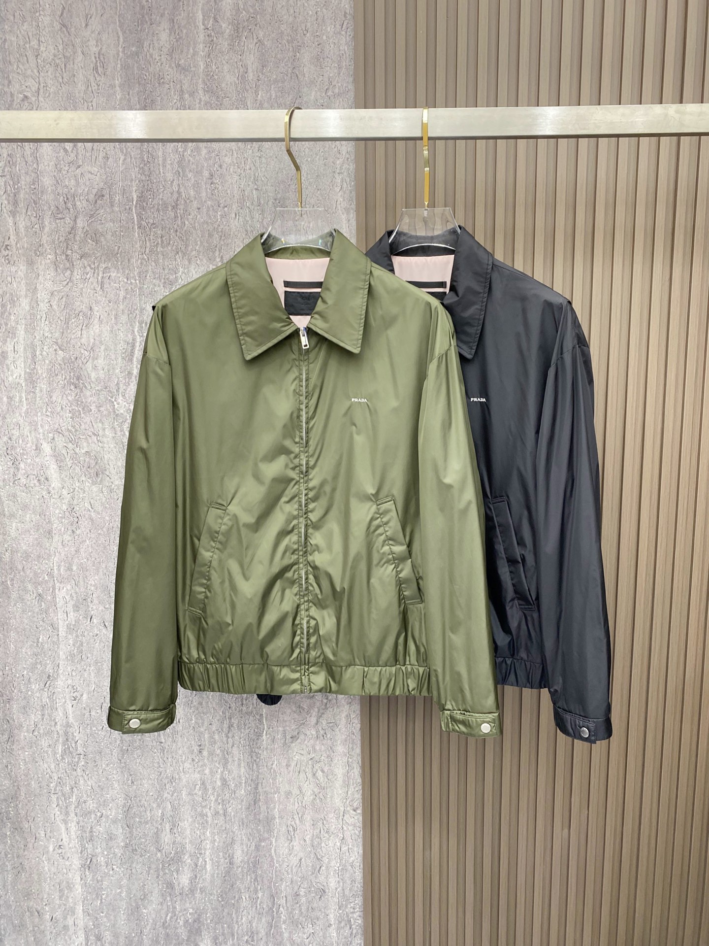 Prada 普拉达 2026ss春季新款翻领夹克外套全高端版本！高定专柜面料辅料，透气舒适度高，细节无可