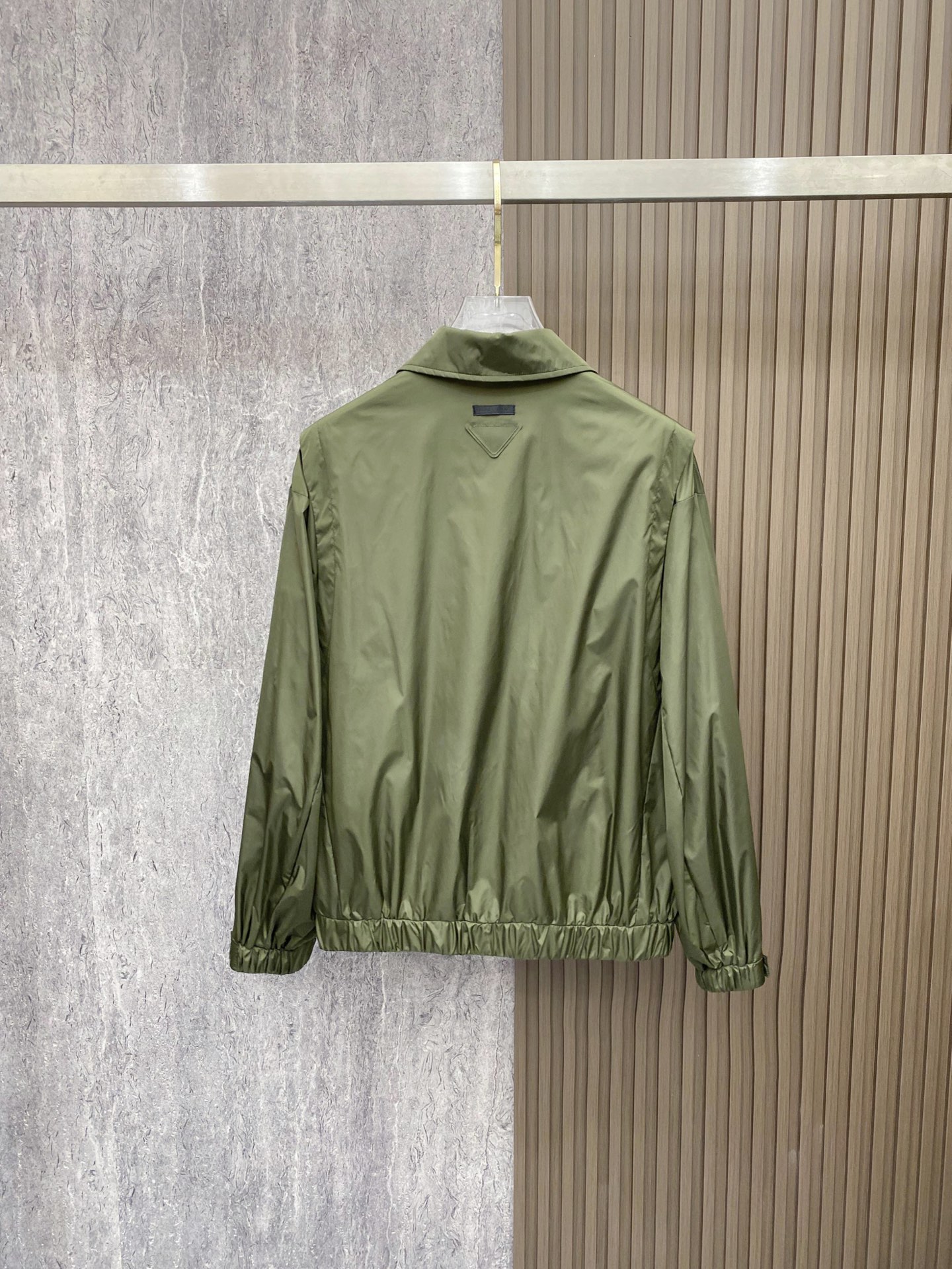 Prada 普拉达 2026ss春季新款翻领夹克外套全高端版本！高定专柜面料辅料，透气舒适度高，细节无可