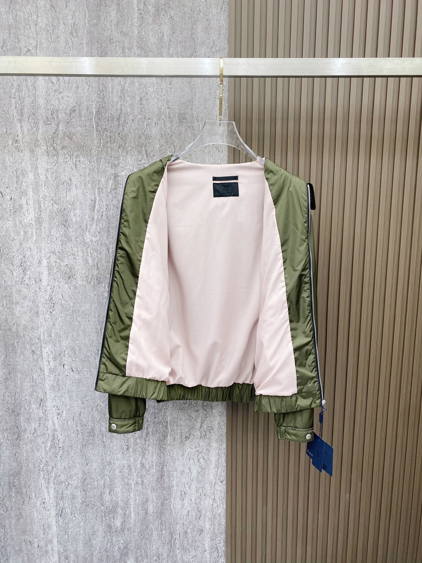 Prada 普拉达 2026ss春季新款翻领夹克外套全高端版本！高定专柜面料辅料，透气舒适度高，细节无可