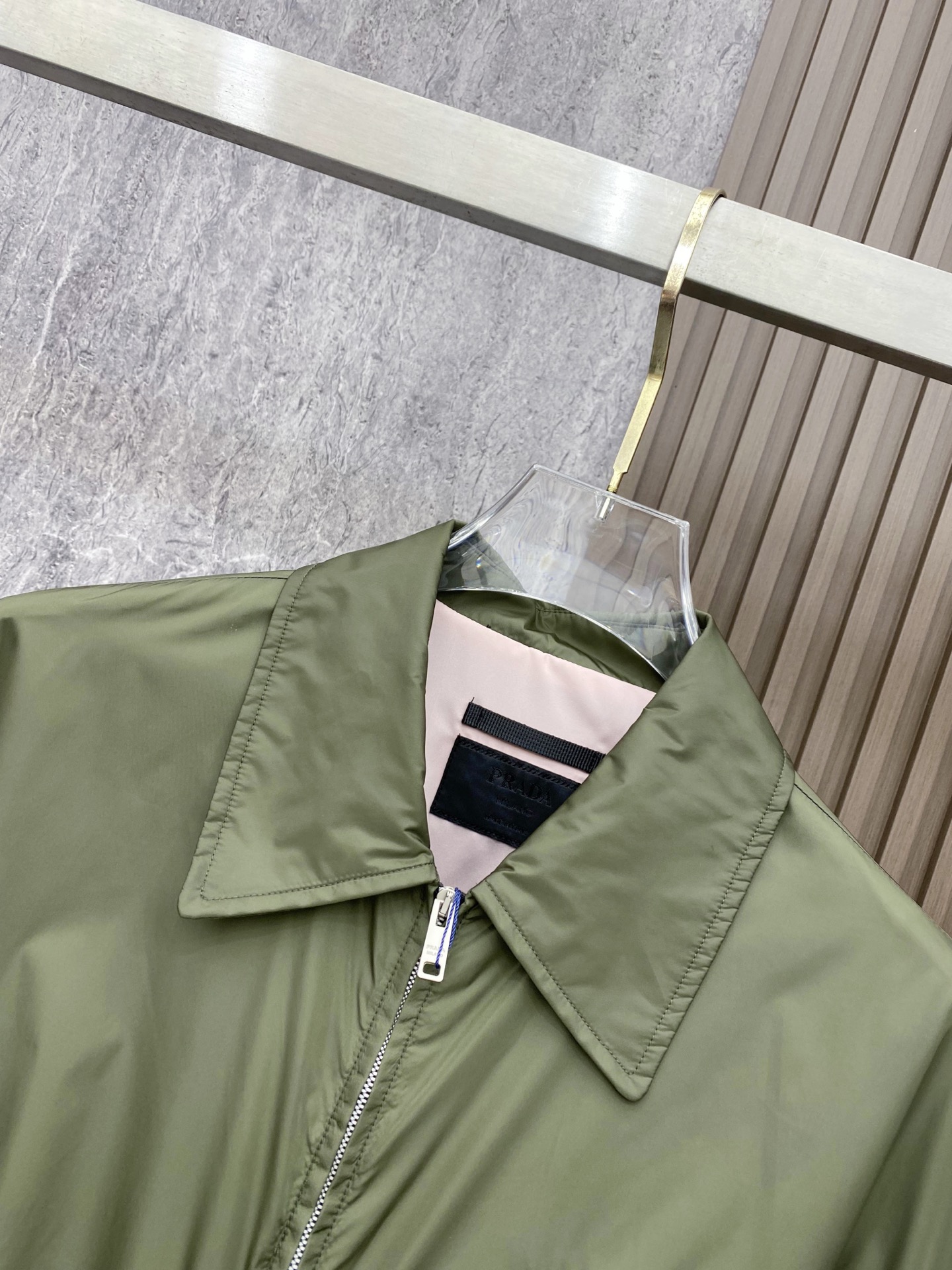 Prada 普拉达 2026ss春季新款翻领夹克外套全高端版本！高定专柜面料辅料，透气舒适度高，细节无可