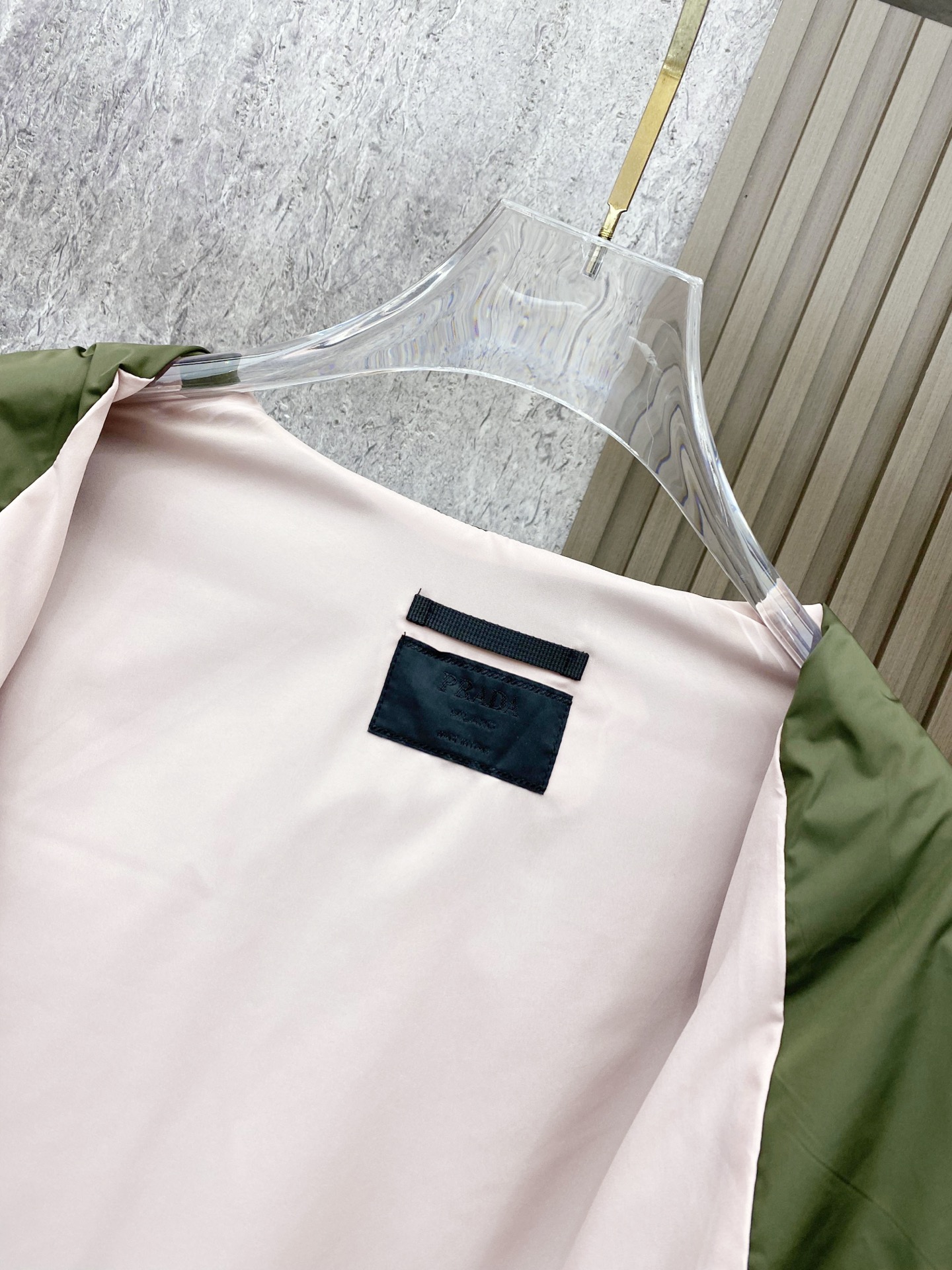 Prada 普拉达 2026ss春季新款翻领夹克外套全高端版本！高定专柜面料辅料，透气舒适度高，细节无可