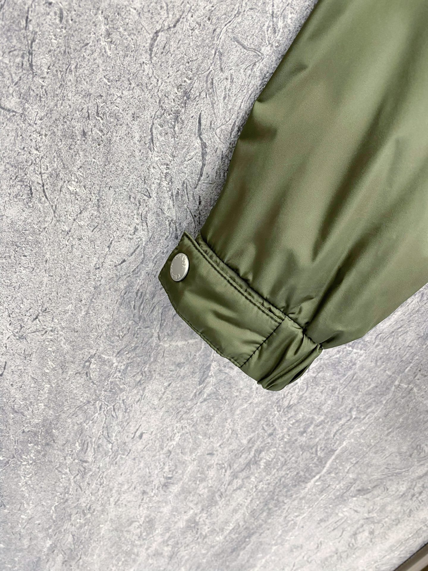 Prada 普拉达 2026ss春季新款翻领夹克外套全高端版本！高定专柜面料辅料，透气舒适度高，细节无可
