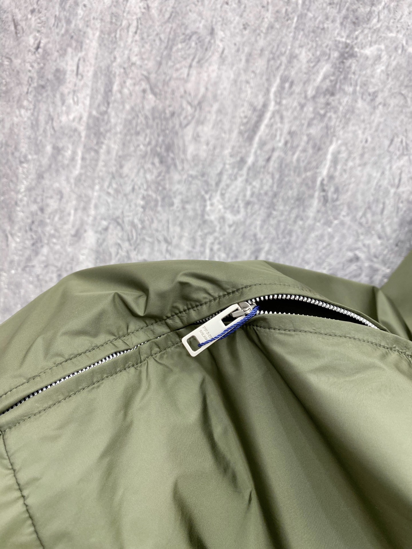 Prada 普拉达 2026ss春季新款翻领夹克外套全高端版本！高定专柜面料辅料，透气舒适度高，细节无可