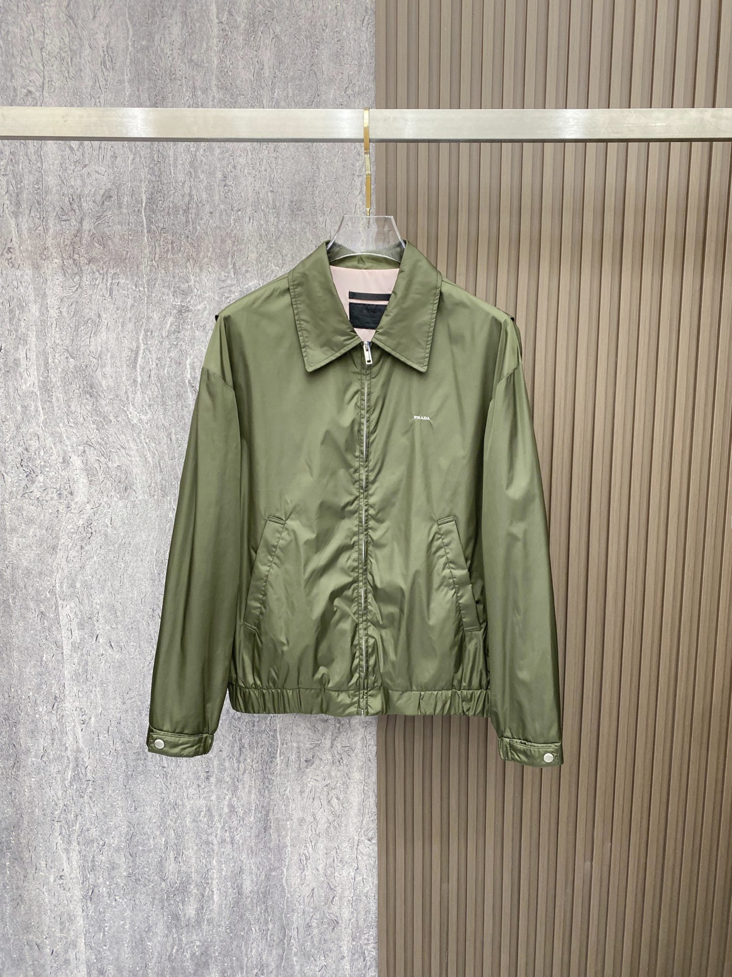 Prada 普拉达 2026ss春季新款翻领夹克外套全高端版本！高定专柜面料辅料，透气舒适度高，细节无可