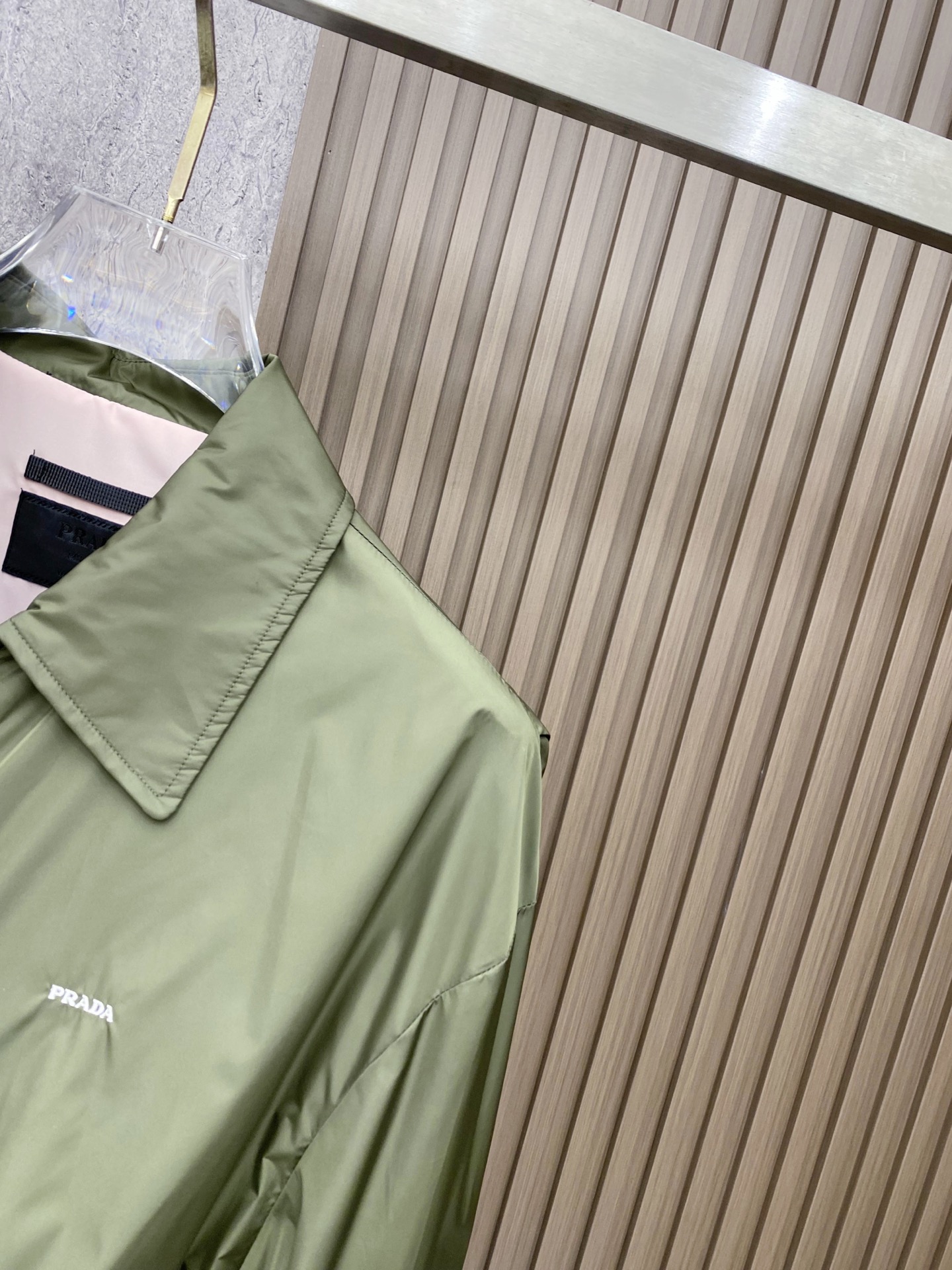Prada 普拉达 2026ss春季新款翻领夹克外套全高端版本！高定专柜面料辅料，透气舒适度高，细节无可