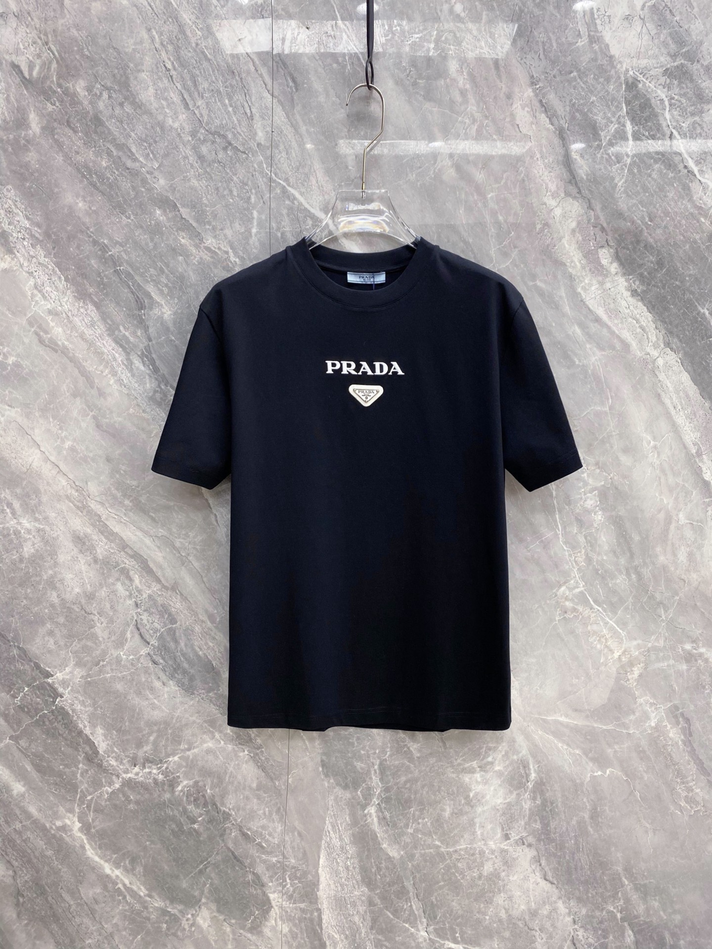 NO:761109,Prada 2026ss new spring and summer new debut counter latest short-sleeved round neck T-shirt high-end custom design avant-garde fashion!  The brand logo is designed with heavy craftsmanship. High-end customized pure cotton fabric. Soft to the touch. Comfortable to wear. Exquisite stitching at the counter level. Fine workmanship. The upper body effect is incomparably handsome!  A must-have item for a stylish man!  Color Black White Size S-XXL,, prada, prada, T-shirt, tees, t-shirt,19860909Prada 普拉达 2026ss 春夏新款首发专柜最新款短袖圆领T恤 高端订制 设计前卫时尚！品牌logo重工艺设计 高端定制纯棉面料.手感柔软.穿着舒适.专柜级别精致车线.做工精细.上身效果无敌帅气！型男必备单品！ 颜色黑色 白色 码数S-XXL,,prada,prada,T-shirt,tees，t-shirt,,Men's clothing