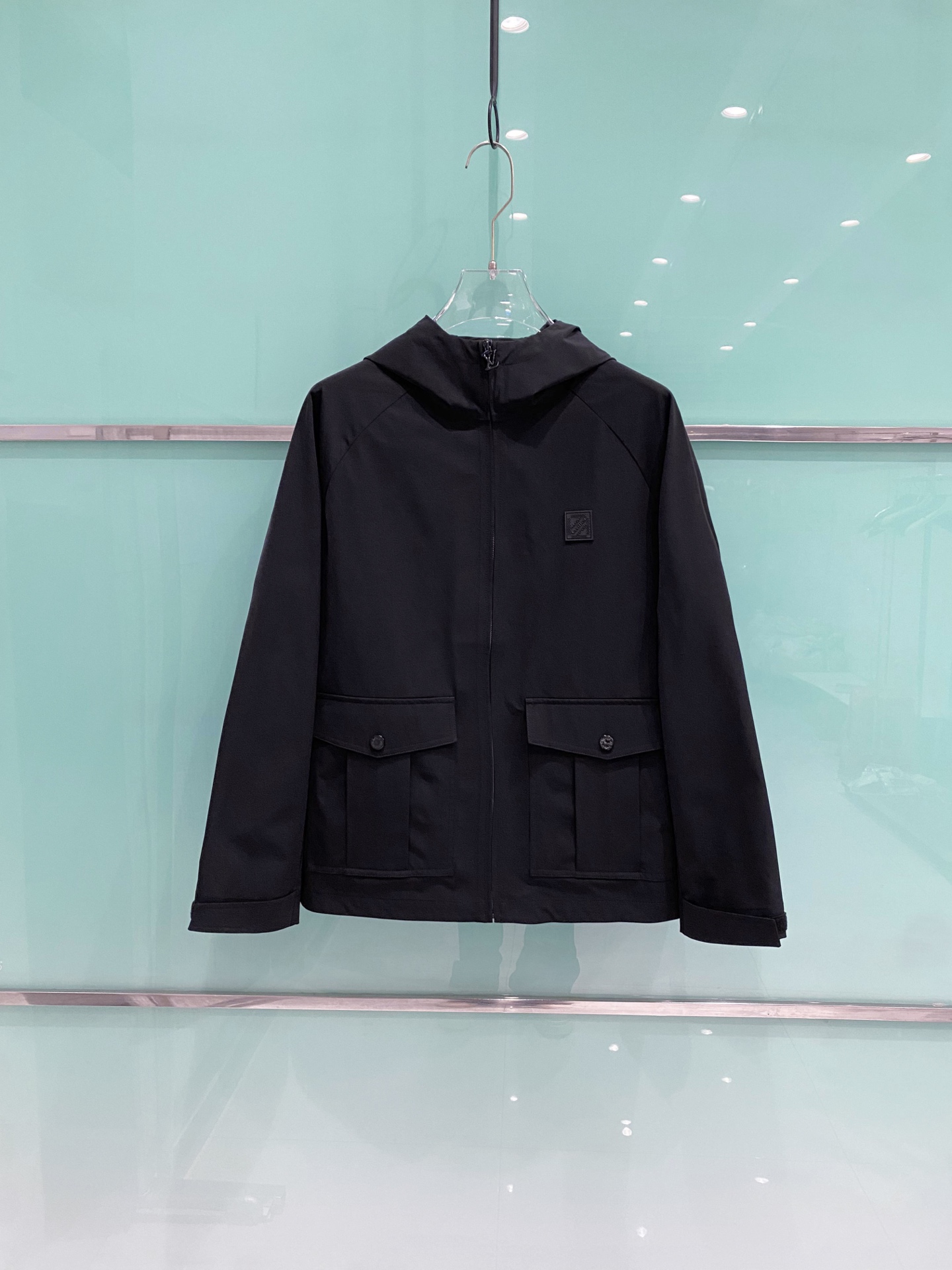 LV 2026ss春季新款连帽夹克外套全高端版本！高定专柜面料辅料，透气舒适度高，细节无可挑剔，做工考究