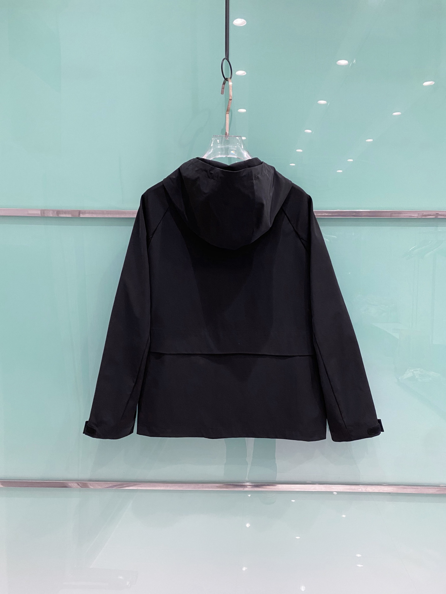 LV 2026ss春季新款连帽夹克外套全高端版本！高定专柜面料辅料，透气舒适度高，细节无可挑剔，做工考究