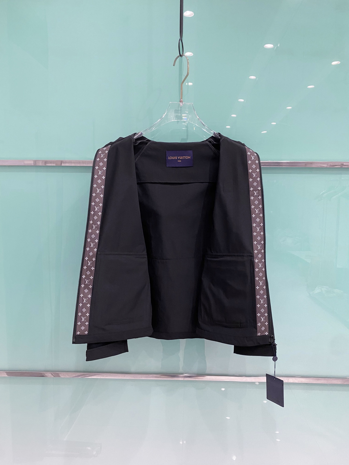 LV 2026ss春季新款连帽夹克外套全高端版本！高定专柜面料辅料，透气舒适度高，细节无可挑剔，做工考究