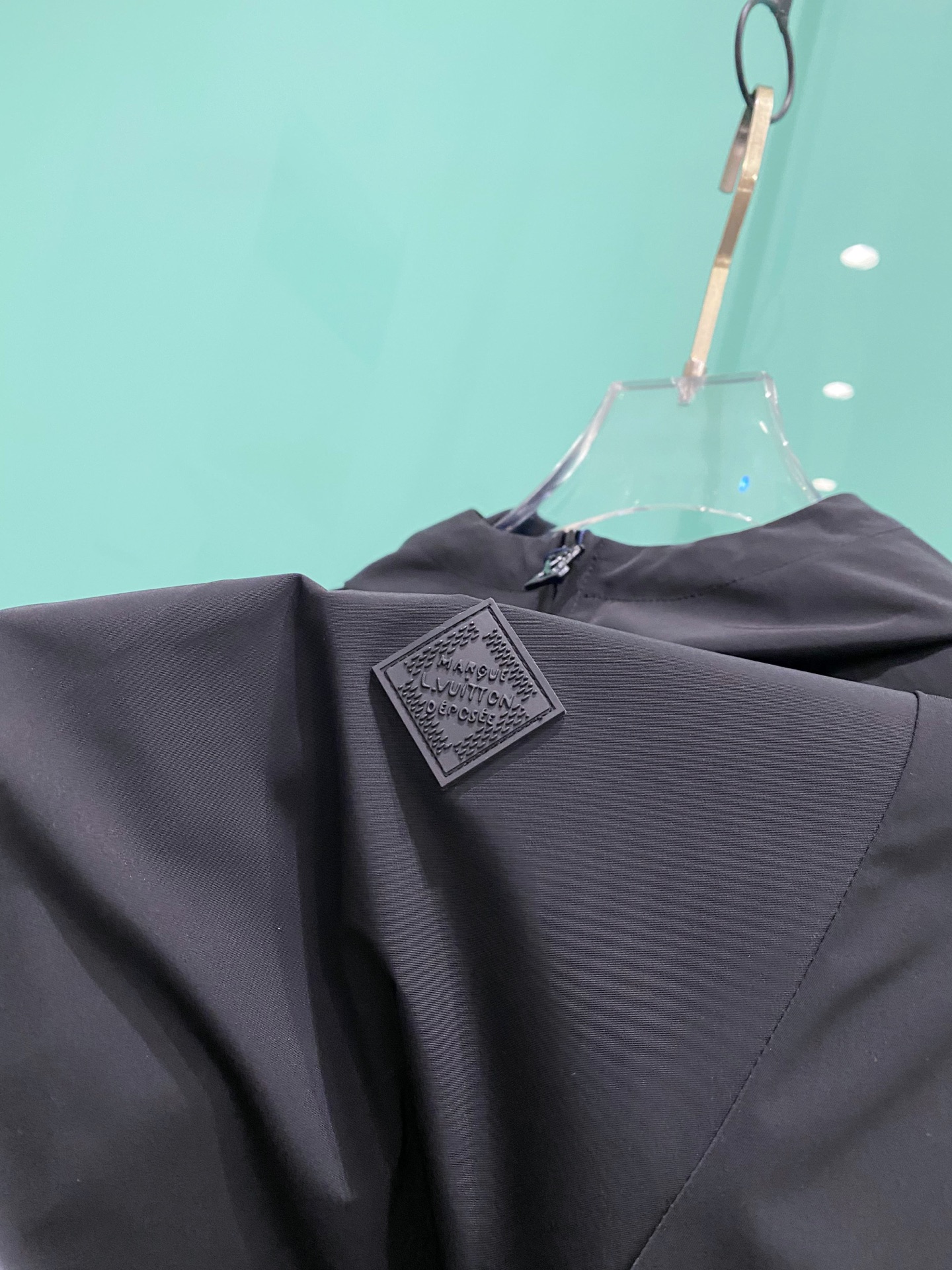 LV 2026ss春季新款连帽夹克外套全高端版本！高定专柜面料辅料，透气舒适度高，细节无可挑剔，做工考究