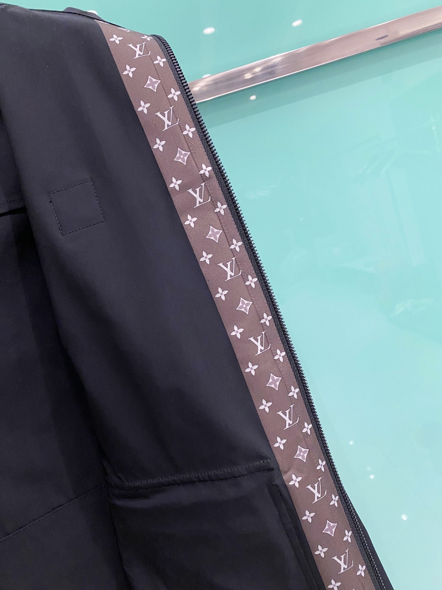 LV 2026ss春季新款连帽夹克外套全高端版本！高定专柜面料辅料，透气舒适度高，细节无可挑剔，做工考究