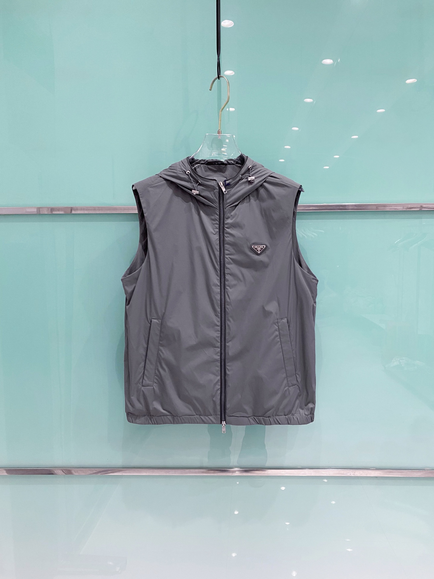 Prada 普拉达马甲 2026ss春季新款马甲夹克外套最新设计款 秀场新品‼品相非常完美，三标齐全色泽