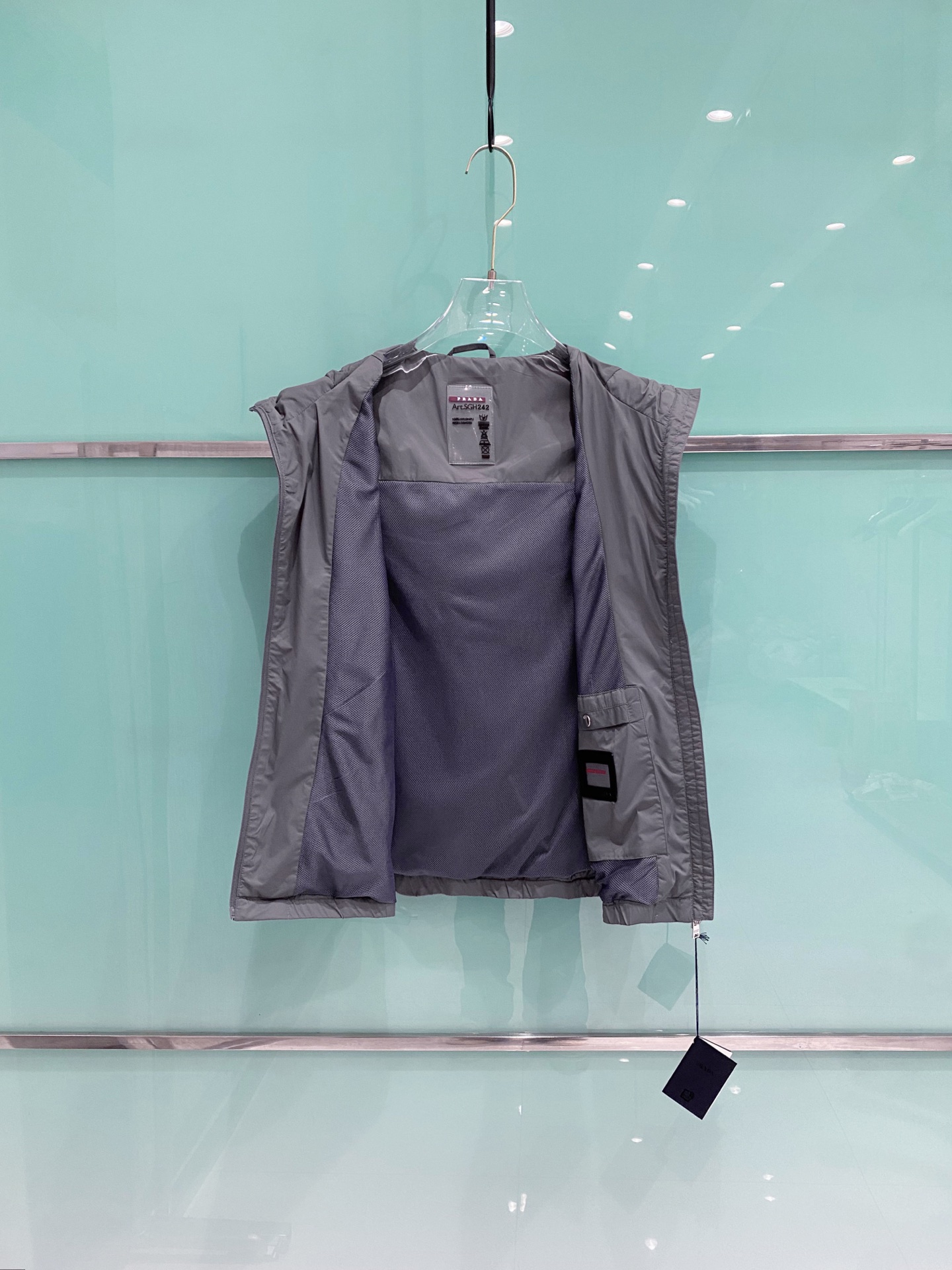 Prada 普拉达马甲 2026ss春季新款马甲夹克外套最新设计款 秀场新品‼品相非常完美，三标齐全色泽