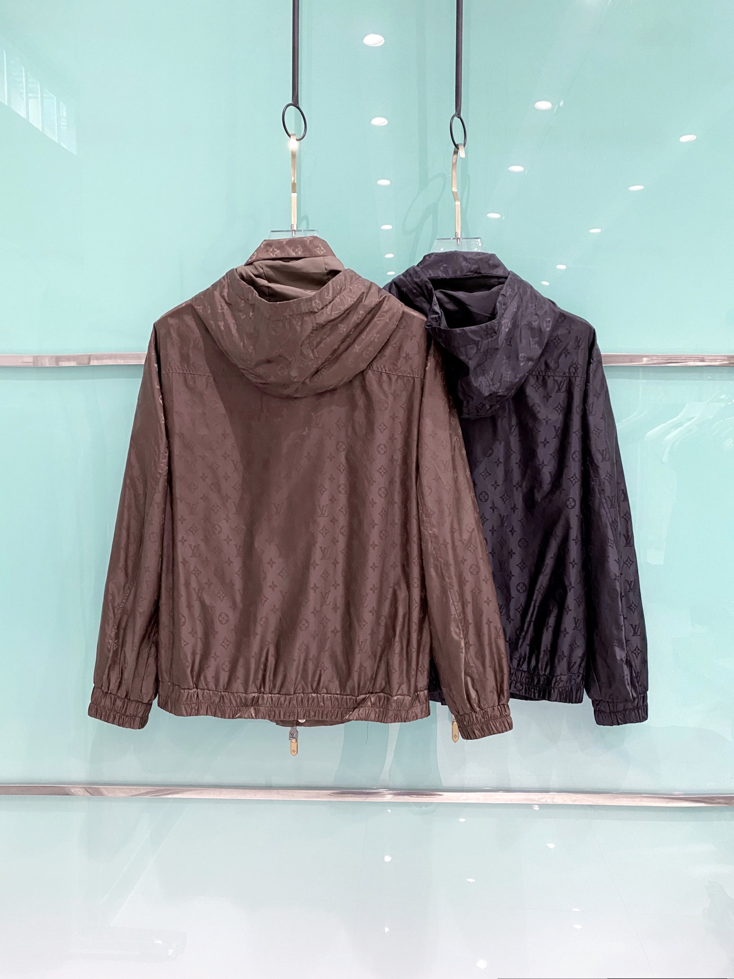 LV 2026ss春季新款连帽夹克外套全高端版本！高定专柜面料辅料，透气舒适度高，细节无可挑剔，做工考究