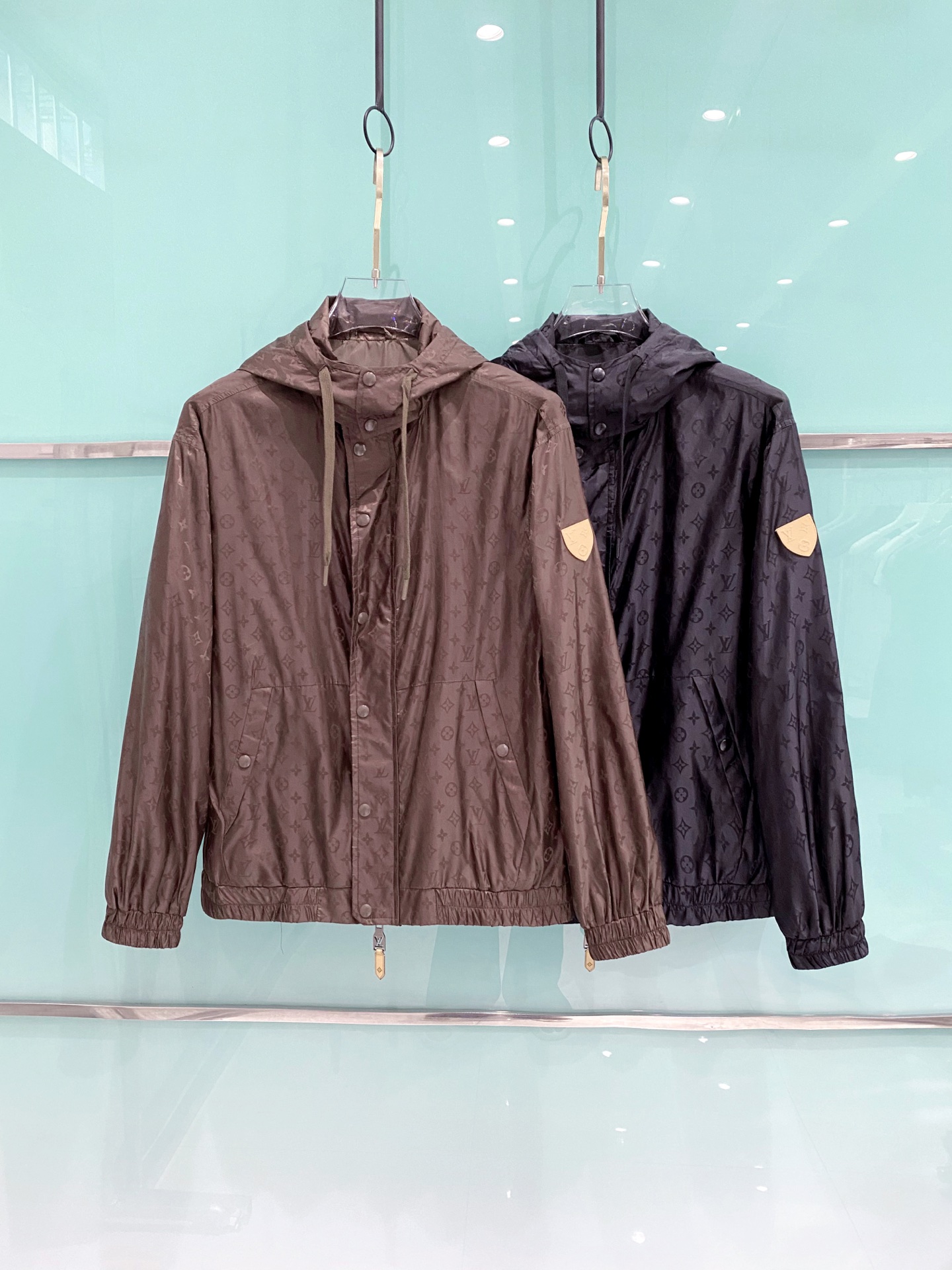 LV 2026ss春季新款连帽夹克外套全高端版本！高定专柜面料辅料，透气舒适度高，细节无可挑剔，做工考究