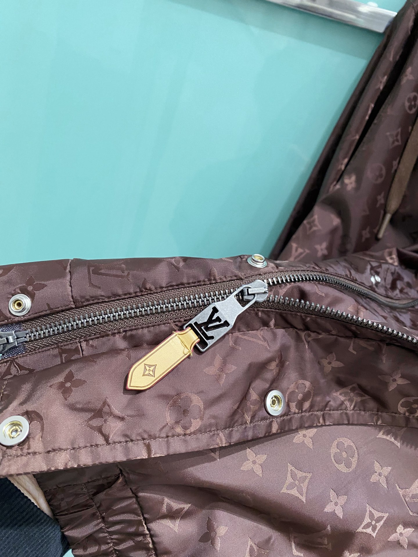 LV 2026ss春季新款连帽夹克外套全高端版本！高定专柜面料辅料，透气舒适度高，细节无可挑剔，做工考究