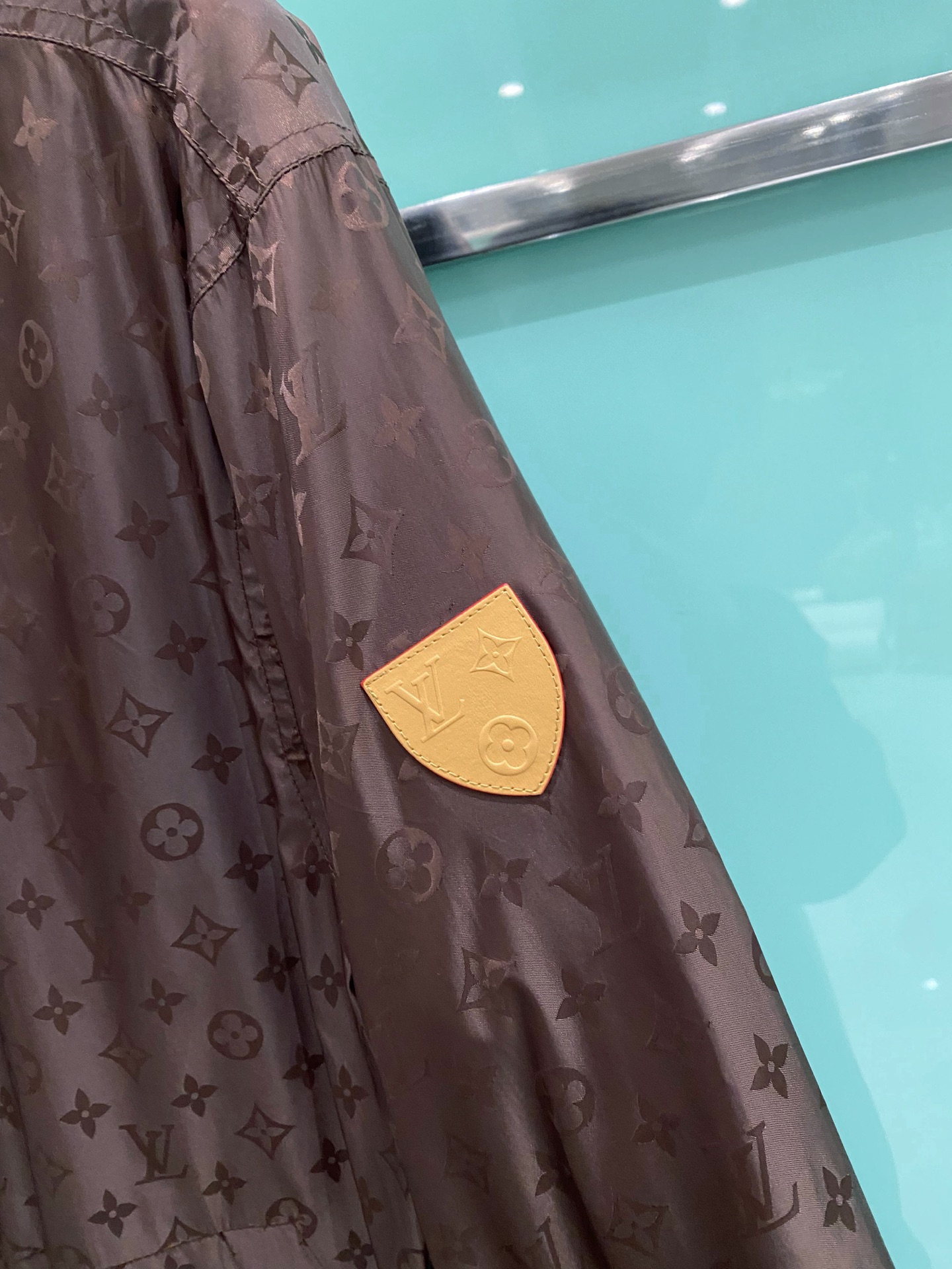 LV 2026ss春季新款连帽夹克外套全高端版本！高定专柜面料辅料，透气舒适度高，细节无可挑剔，做工考究