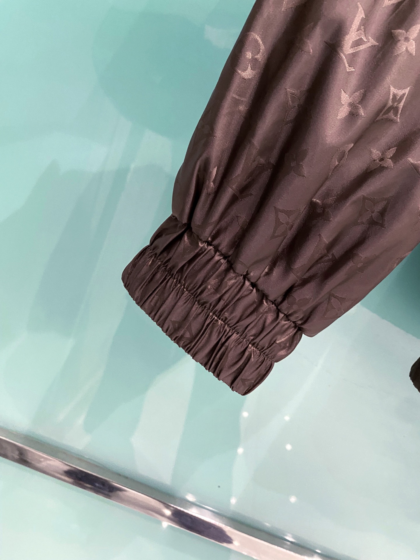 LV 2026ss春季新款连帽夹克外套全高端版本！高定专柜面料辅料，透气舒适度高，细节无可挑剔，做工考究