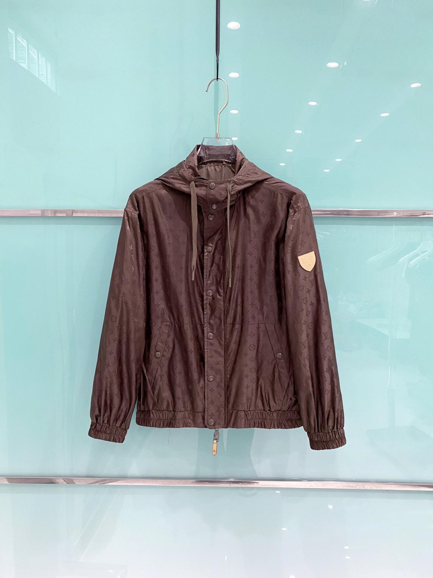 LV 2026ss春季新款连帽夹克外套全高端版本！高定专柜面料辅料，透气舒适度高，细节无可挑剔，做工考究