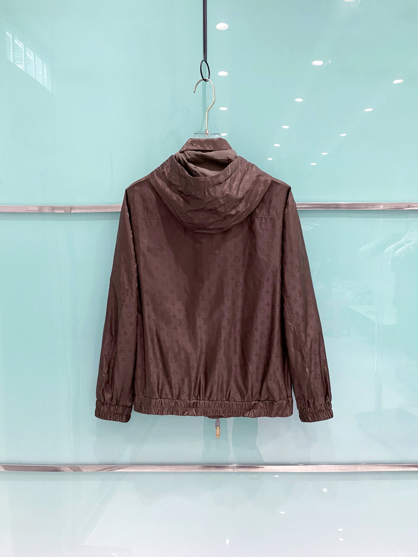 LV 2026ss春季新款连帽夹克外套全高端版本！高定专柜面料辅料，透气舒适度高，细节无可挑剔，做工考究