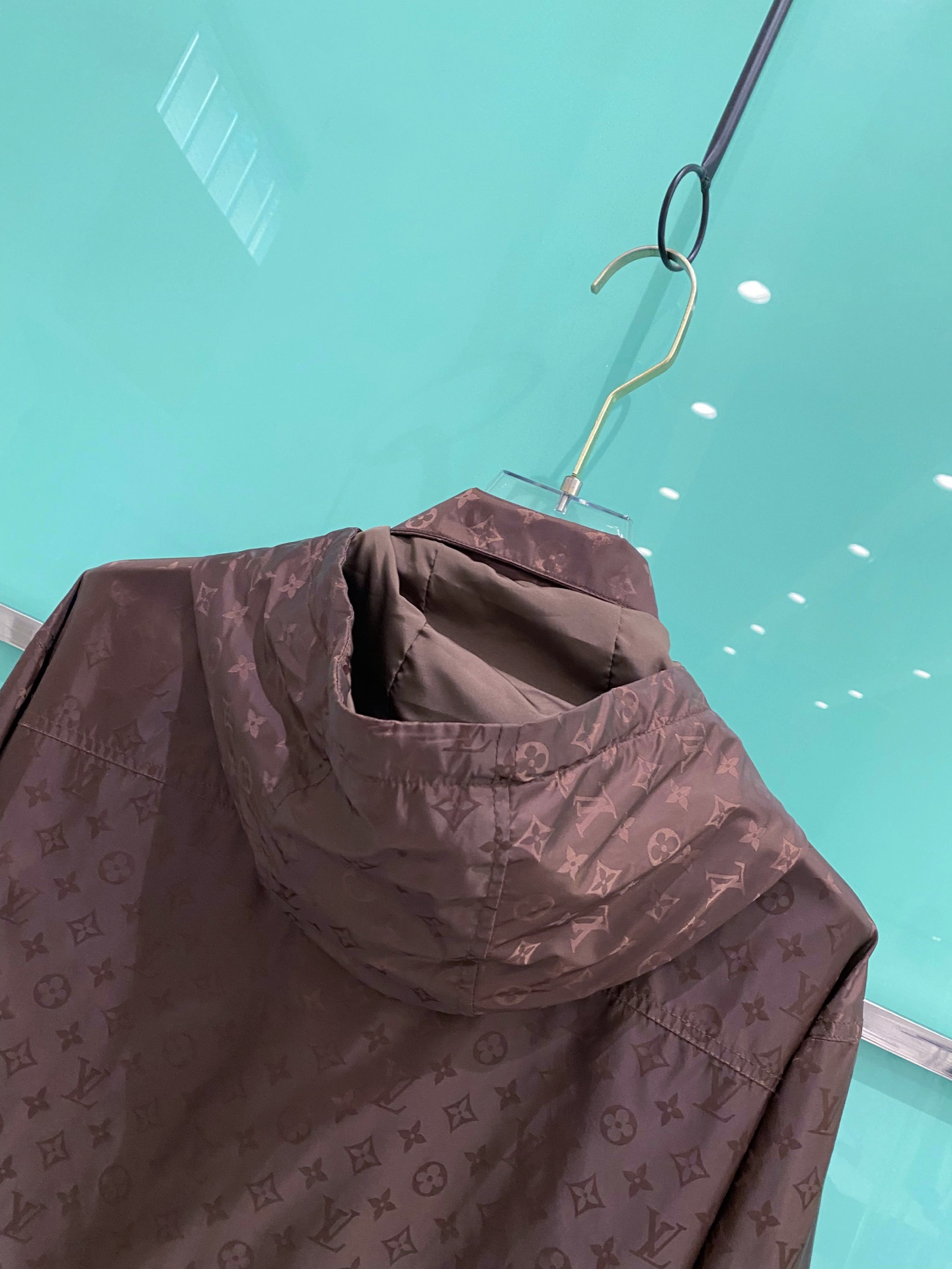 LV 2026ss春季新款连帽夹克外套全高端版本！高定专柜面料辅料，透气舒适度高，细节无可挑剔，做工考究