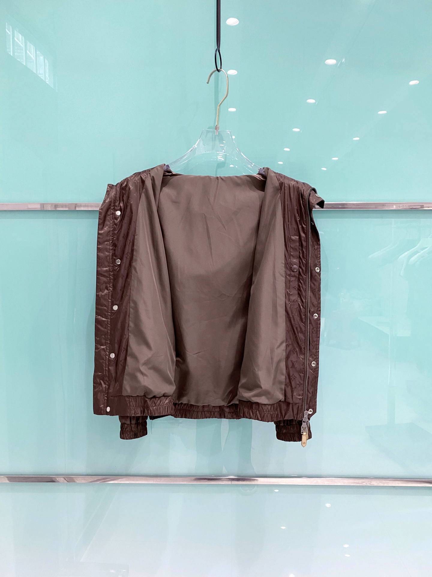 LV 2026ss春季新款连帽夹克外套全高端版本！高定专柜面料辅料，透气舒适度高，细节无可挑剔，做工考究