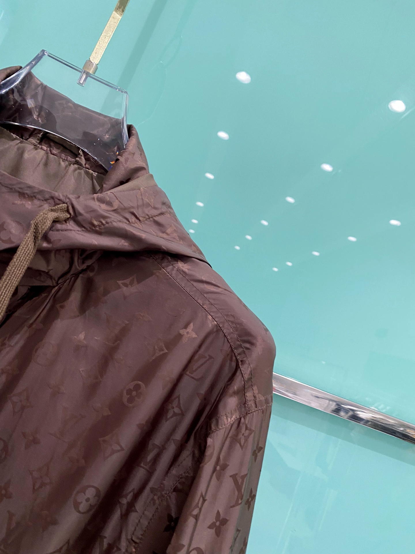 LV 2026ss春季新款连帽夹克外套全高端版本！高定专柜面料辅料，透气舒适度高，细节无可挑剔，做工考究