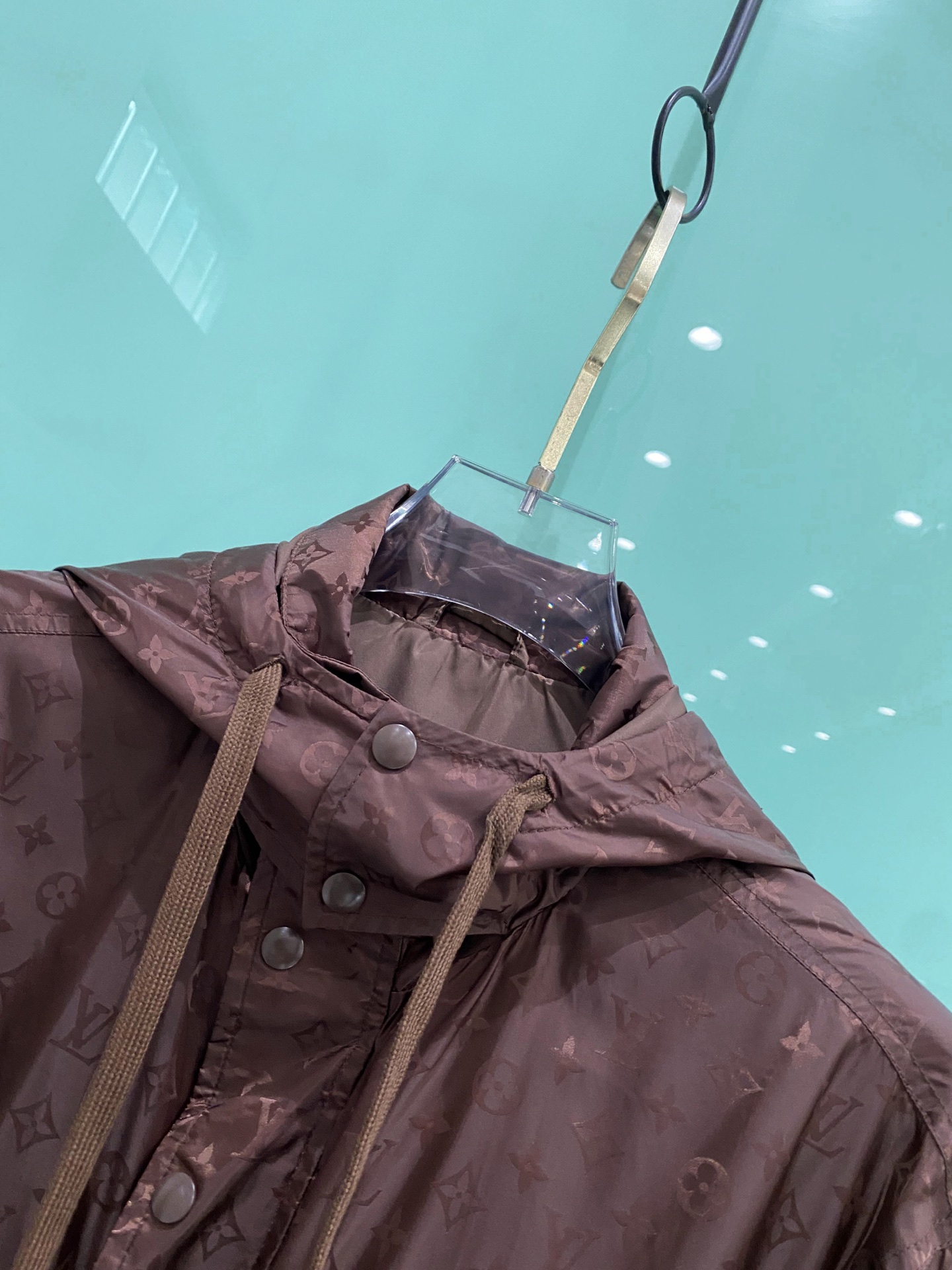 LV 2026ss春季新款连帽夹克外套全高端版本！高定专柜面料辅料，透气舒适度高，细节无可挑剔，做工考究