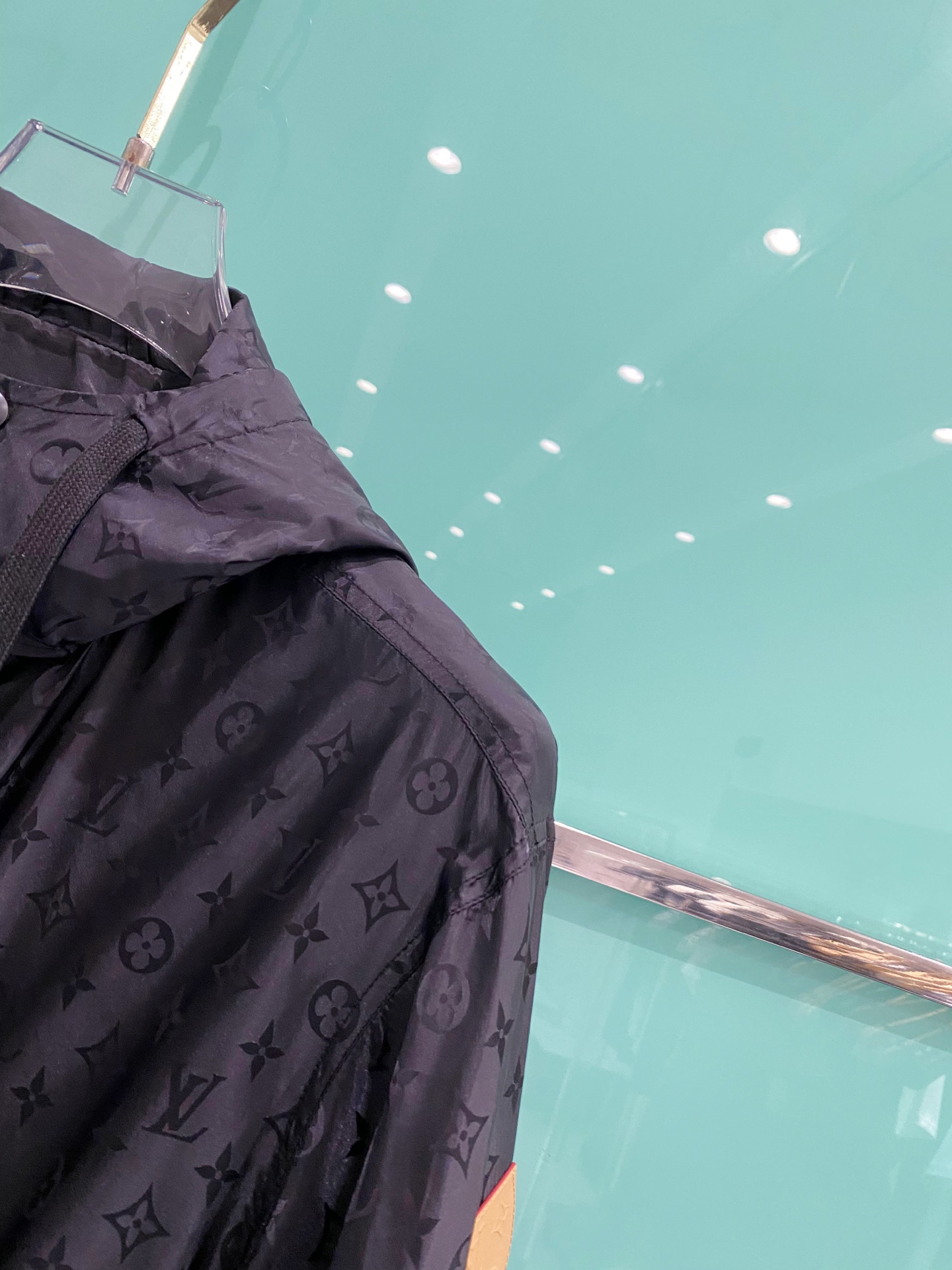 LV 2026ss春季新款连帽夹克外套全高端版本！高定专柜面料辅料，透气舒适度高，细节无可挑剔，做工考究