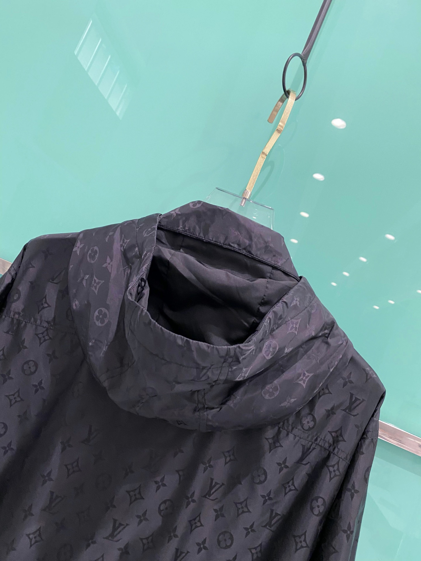 LV 2026ss春季新款连帽夹克外套全高端版本！高定专柜面料辅料，透气舒适度高，细节无可挑剔，做工考究