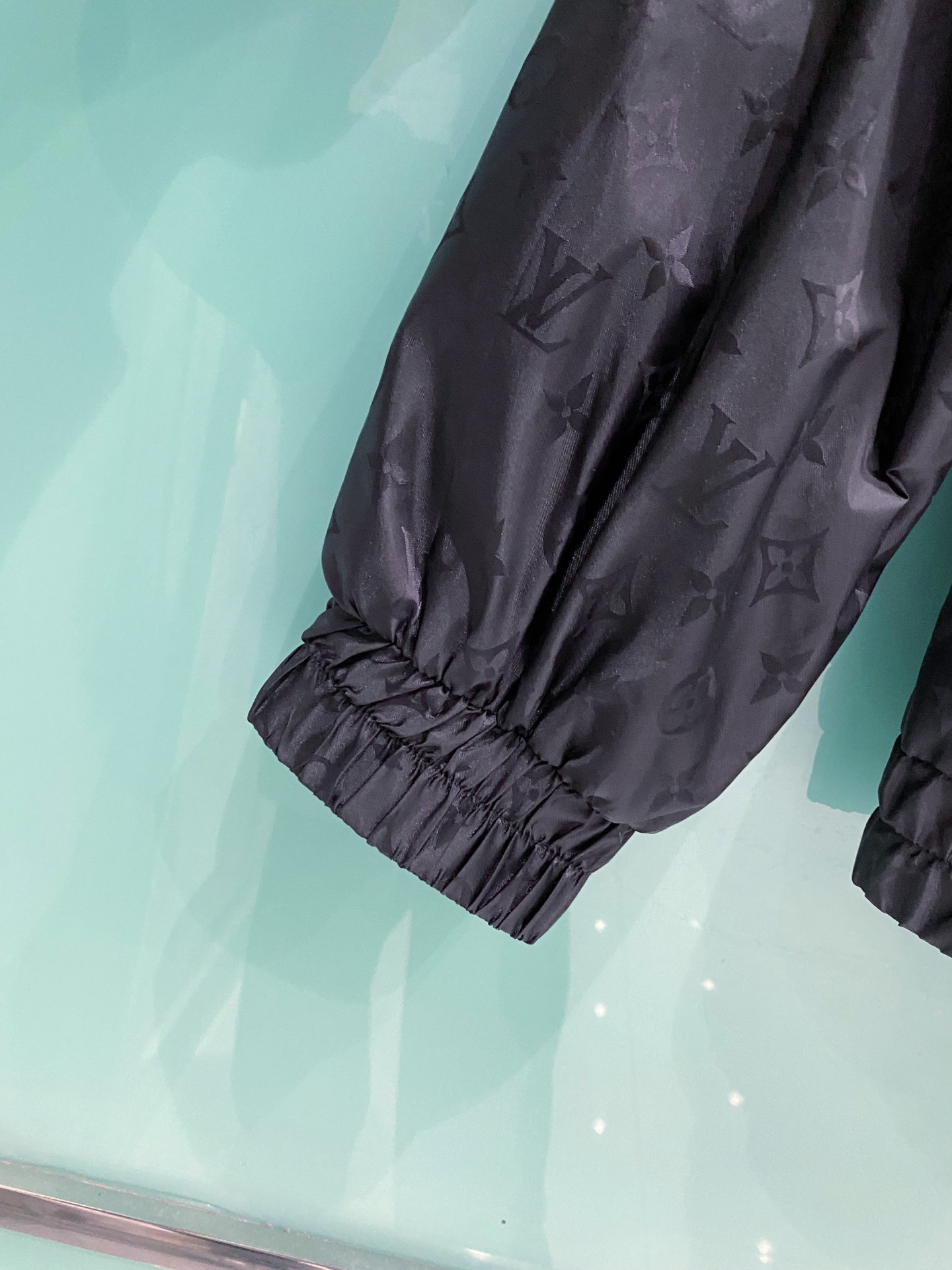 LV 2026ss春季新款连帽夹克外套全高端版本！高定专柜面料辅料，透气舒适度高，细节无可挑剔，做工考究