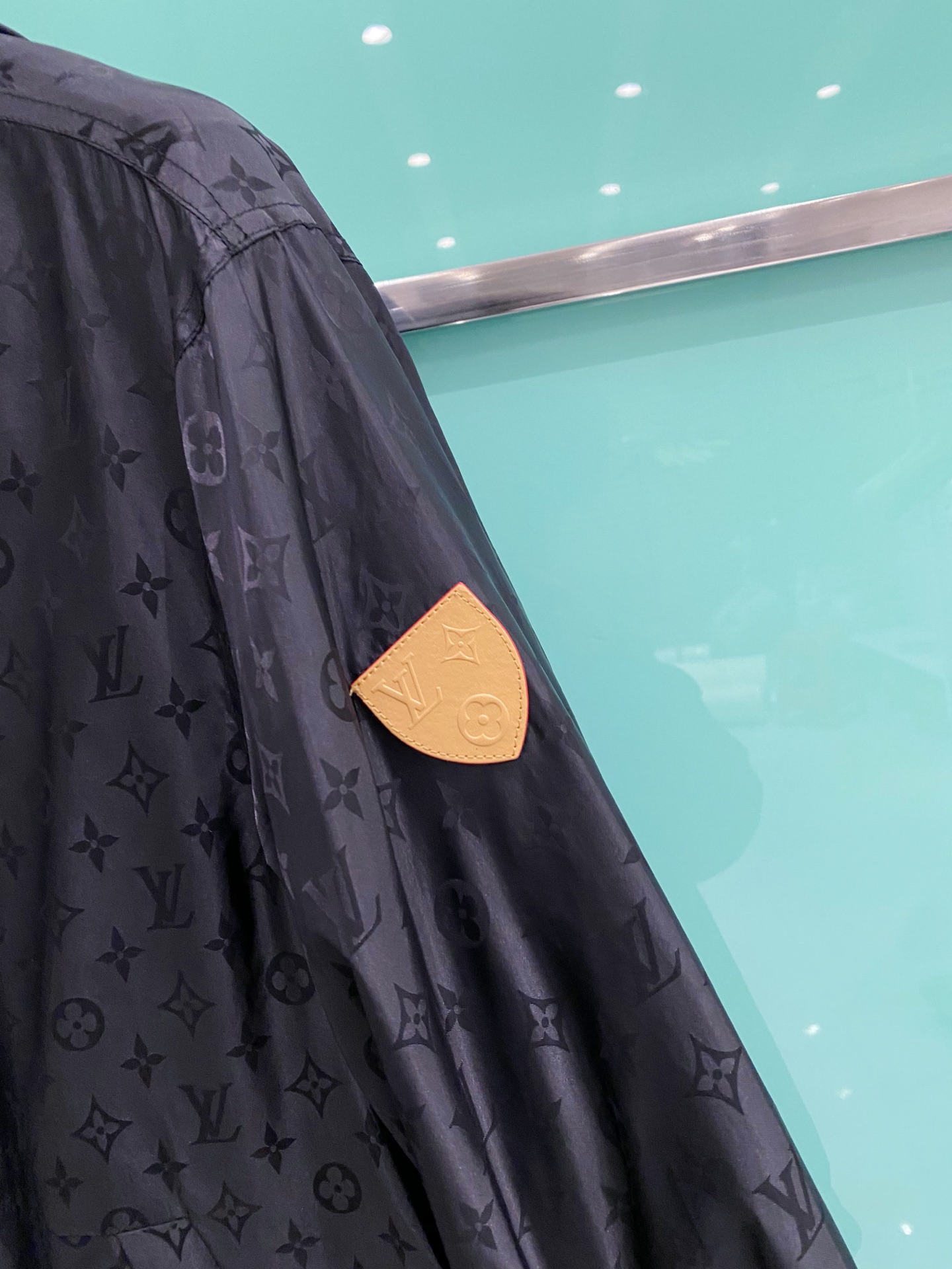 LV 2026ss春季新款连帽夹克外套全高端版本！高定专柜面料辅料，透气舒适度高，细节无可挑剔，做工考究