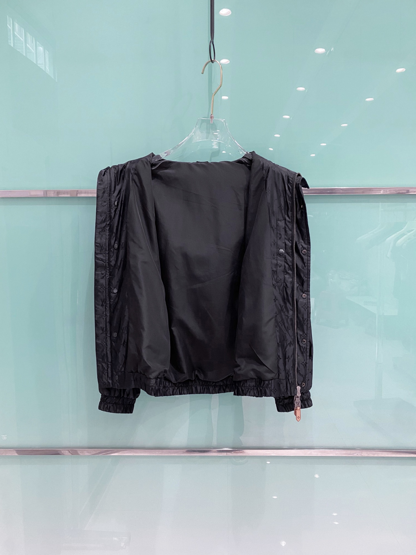 LV 2026ss春季新款连帽夹克外套全高端版本！高定专柜面料辅料，透气舒适度高，细节无可挑剔，做工考究