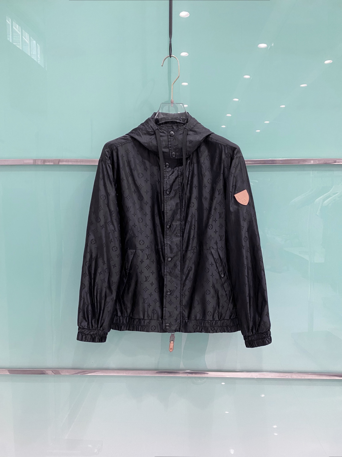 LV 2026ss春季新款连帽夹克外套全高端版本！高定专柜面料辅料，透气舒适度高，细节无可挑剔，做工考究
