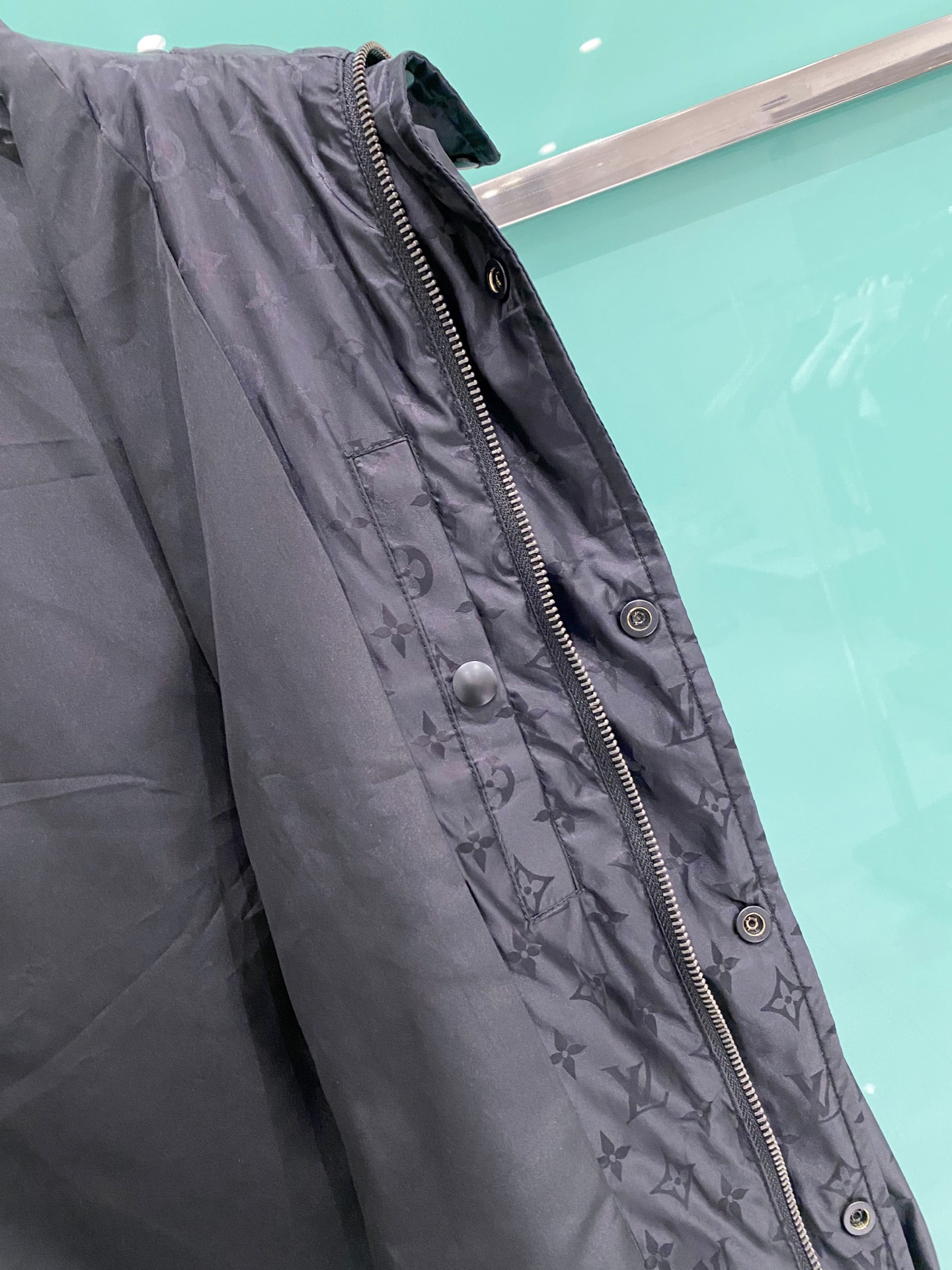 LV 2026ss春季新款连帽夹克外套全高端版本！高定专柜面料辅料，透气舒适度高，细节无可挑剔，做工考究