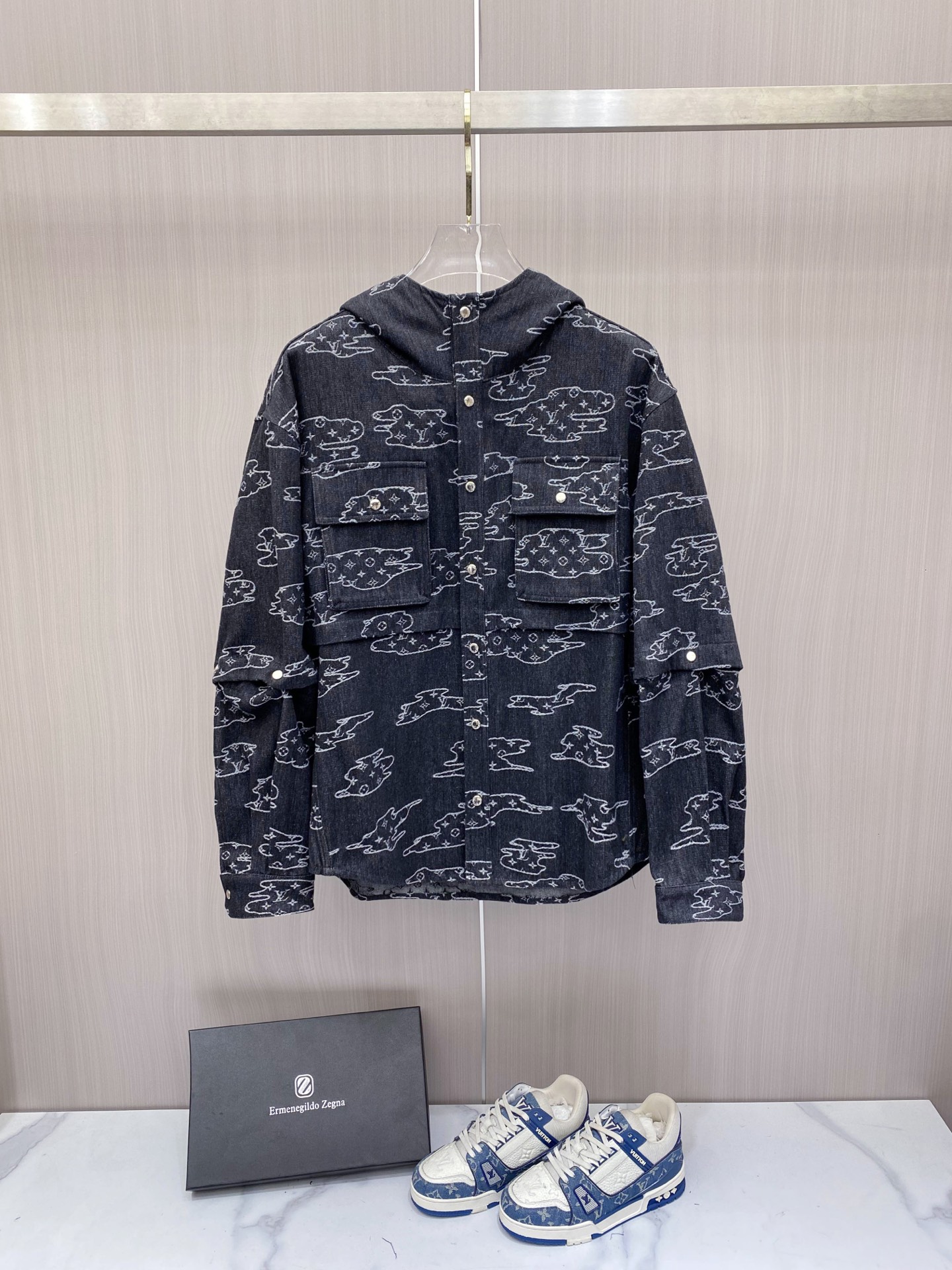 NO:862132,LV 2026ss spring new jacket denim jacket full high-end version!  Haute couture counter fabric accessories, high breathability and comfort, impeccable details, exquisite workmanship and complex craftsmanship, casual tailoring, awesome upper body shape, color black blue, code size 48-56,, louis vuitton, jackets & coats, jackets & coats,19860909LV 2026ss春季新款夹克牛仔外套 全高端版本！高定专柜面料辅料,透气舒适度高,细节无可挑剔,做工考究工艺复杂,呈现休闲裁剪,上身版型超赞 颜色黑色 蓝色 码数48-56,,louis vuitton,jackets & coats,jackets & coats,,Men's clothing