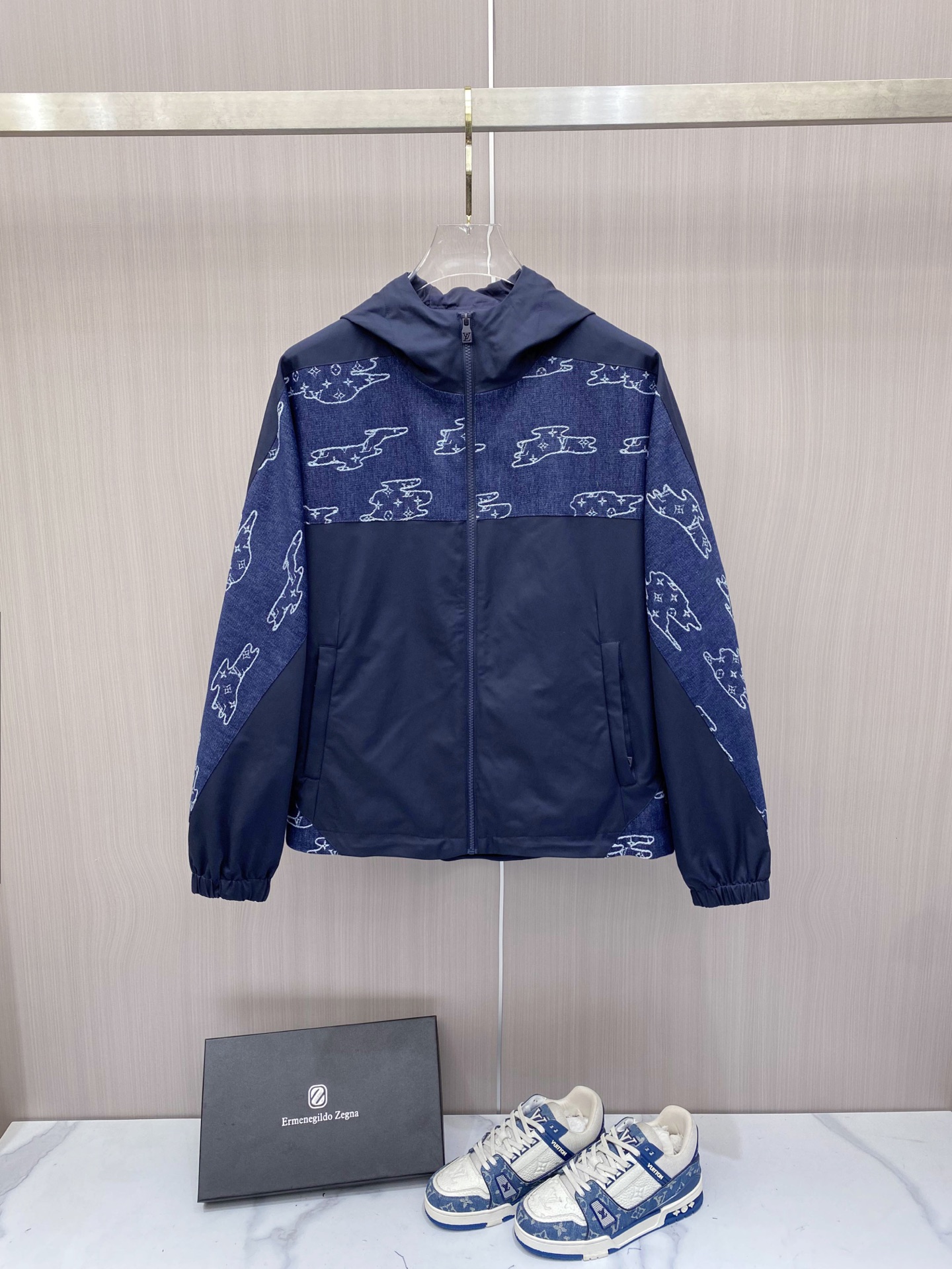 NO:862159,LV 2026ss new spring jacket, full high-end version!  Haute couture counter fabric accessories, high breathability and comfort, impeccable details, exquisite workmanship and complex craftsmanship, casual tailoring, awesome upper body shape, color black blue, code size 48-56,, louis vuitton, jackets & coats, jackets & coats,19860909LV 2026ss春季新款夹克外套 全高端版本！高定专柜面料辅料,透气舒适度高,细节无可挑剔,做工考究工艺复杂,呈现休闲裁剪,上身版型超赞 颜色黑色 蓝色 码数48-56,,louis vuitton,jackets & coats,jackets & coats,,Men's clothing