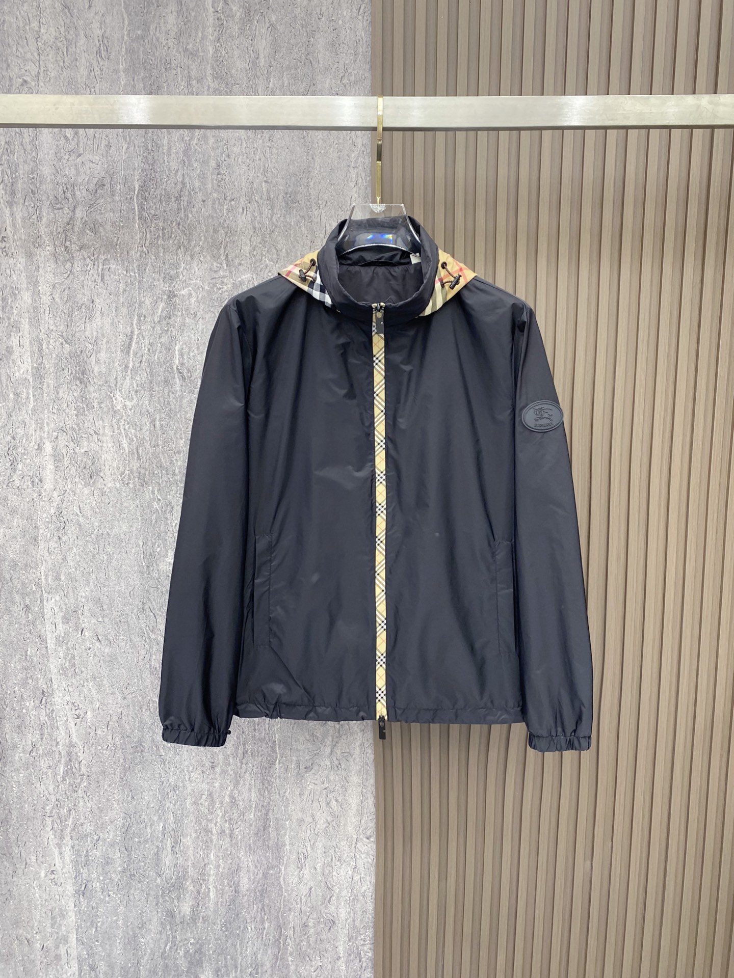 NO:952630,Burberry 2026ss new spring jacket, full high-end version! 高定专柜面料辅料,透气舒适度高,细节无可挑剔,做工考究工艺复杂,呈现休闲裁剪,上身版型超赞 颜色黑色 码数48-56,,burberry,burberry,jackets & coats,jackets & coats,19860909Burberry 巴宝莉 2026ss春季新款夹克外套 全高端版本！高定专柜面料辅料,透气舒适度高,细节无可挑剔,做工考究工艺复杂,呈现休闲裁剪,上身版型超赞 颜色黑色 码数48-56,,burberry,burberry,jackets & coats,jackets & coats,,Men's clothing
