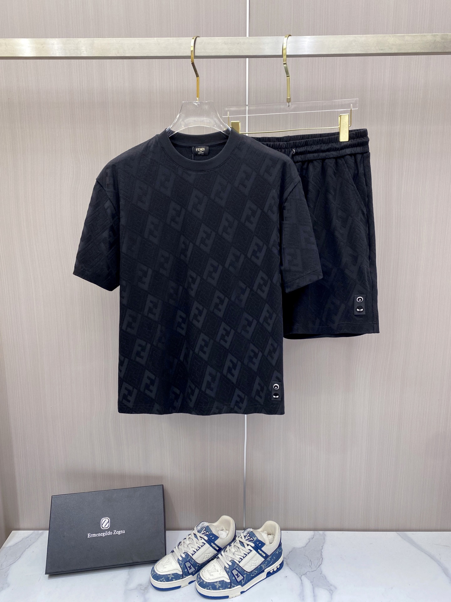 NO:848785,/set Fendi Fendi 2026ss latest spring and summer suit, same style for men and women, classic full-print design short-sleeved T-shirt shorts suit, customized pure cotton fabric, soft to the touch, comfortable to wear, fine workmanship. The upper body effect is incomparably handsome, color black white code number 48-56,,fendi,fendi,shorts,T-shirt,tees,t-shirt,19860909/套 Fendi 芬迪 2026ss春夏最新款套装,男女同款,经典满印设计短袖T恤短裤套装,定制纯棉面料,手感柔软,穿着舒适,做工精细.上身效果无敌帅气, 颜色黑色 白色 码数48-56,,fendi,fendi,shorts,T-shirt,tees，t-shirt,,Men's clothing
