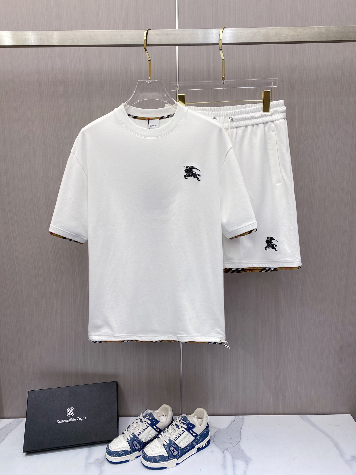NO:848787,/set Burberry Burberry 2026ss latest spring and summer suit, same style for men and women, classic design short-sleeved T-shirt shorts suit, customized pure cotton fabric, soft to the touch, comfortable to wear, fine workmanship. The upper body effect is invincible and handsome, color white, code number 48-56,, burberry, burberry, shorts, T-shirt, tees, t-shirt,19860909/套 Burberry 巴宝莉 2026ss春夏最新款套装,男女同款,经典设计短袖T恤短裤套装,定制纯棉面料,手感柔软,穿着舒适,做工精细.上身效果无敌帅气, 颜色白色 码数48-56,,burberry,burberry,shorts,T-shirt,tees，t-shirt,,Men's clothing