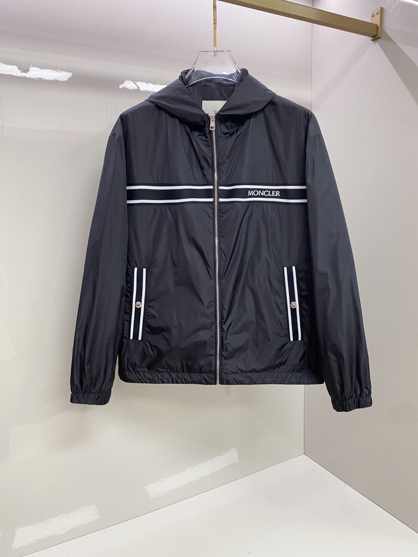 NO:952646,Moncler's 26 new spring clothes are released, Dior outdoor style, a small hot style with a unique flavor, the quality is absolutely guaranteed. The upper body effect is super good, the trendy and versatile style, the accessories are all original 1:1 mold customization. Absolutely worth the money!  Color Black Size 48-56, dior, Moncler,19860909Moncler 蒙口 家26新款春装新品发布、迪奥户外款、别有风味的一个小爆款、质量绝对的保证. 上身效果超级不错,潮流百搭款,辅料全原1:1开模定制.绝对物超所值！ 颜色黑色 码数48-56,,dior,Moncler,,Men's clothing